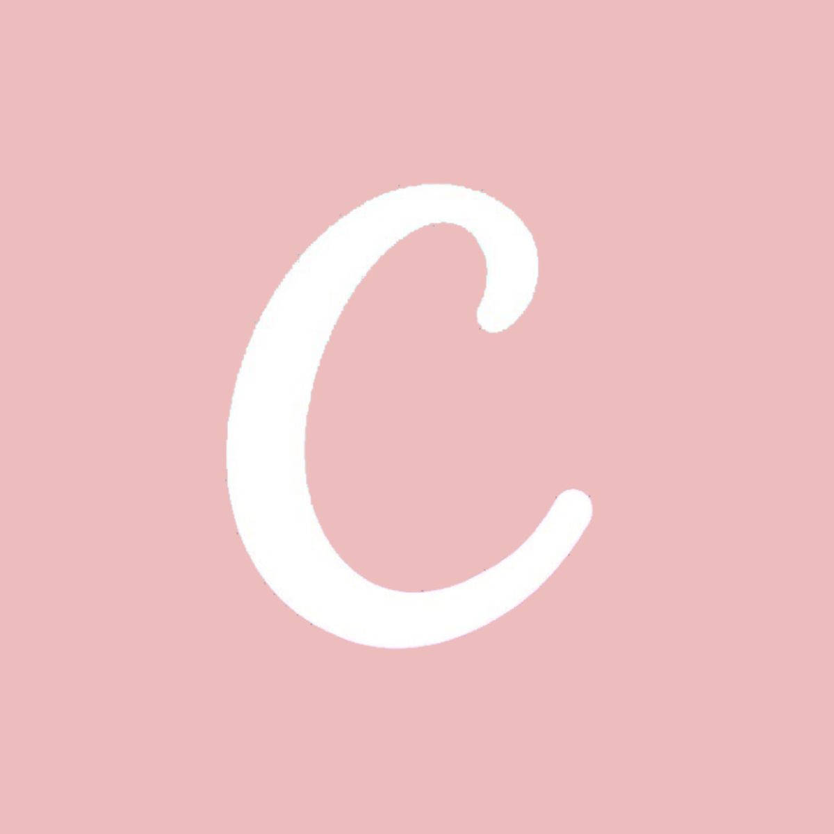 C 桌布 壁紙 — 一個大型白色風格化字母C，居中於柔和粉紅色背景上。