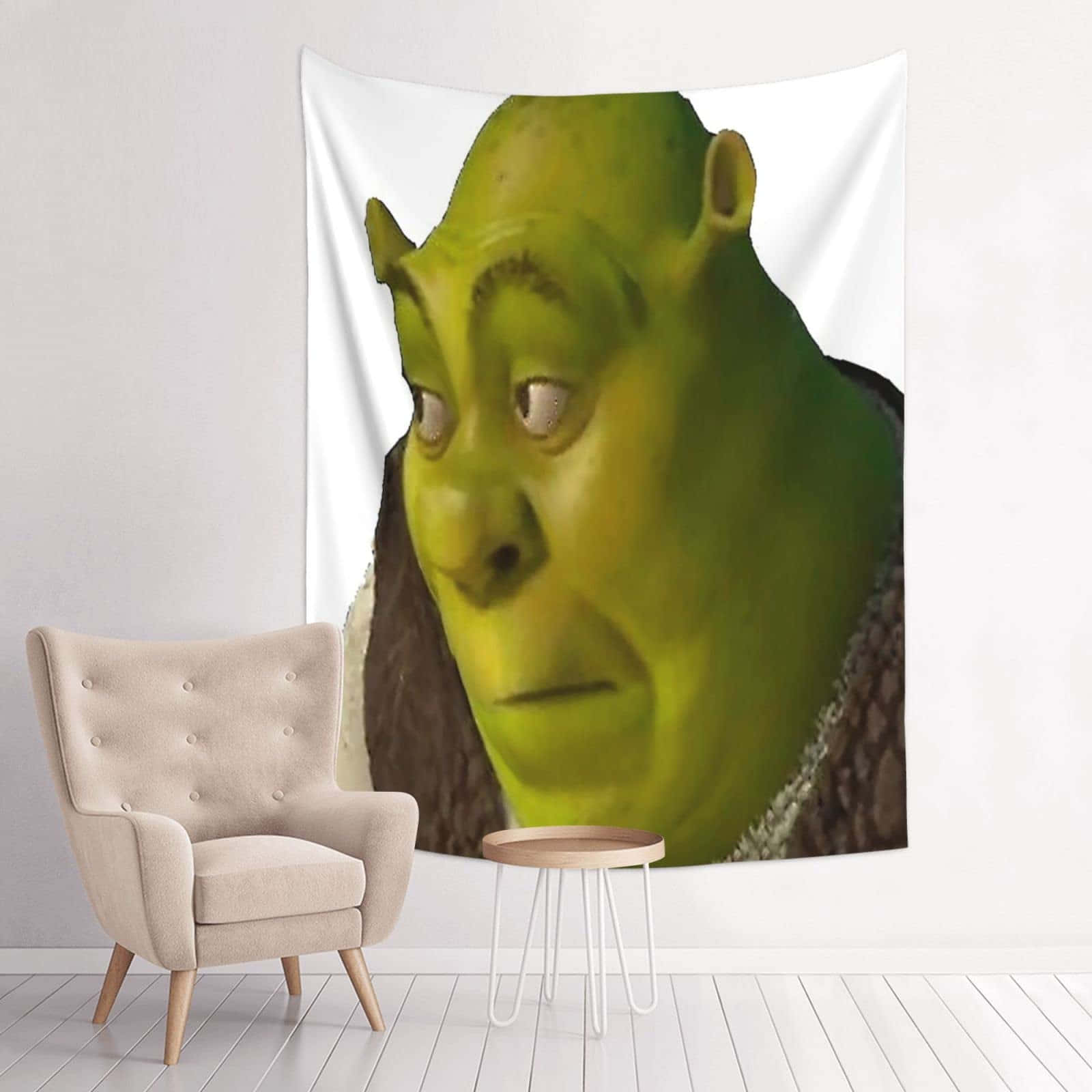 Funny Shrek 桌布 壁紙 — 一個大型綠色食人魔面孔掛毯掛在白色牆上，位於米色扶手椅和木凳上方，房間風格簡約。