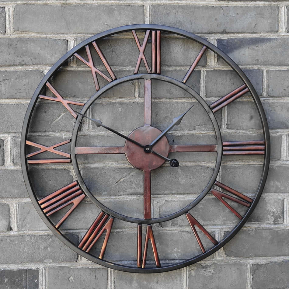 Wall Clock 桌布 壁紙 — 一個大型鄉村風格金屬掛鐘，帶有羅馬數字，安裝在灰色磚牆上。