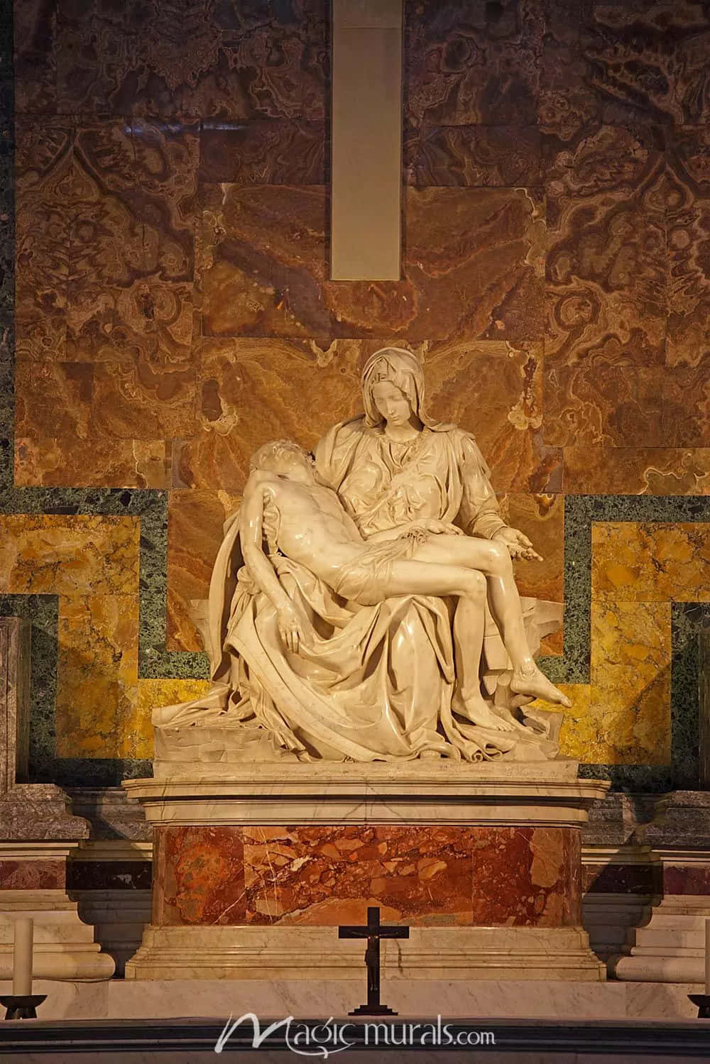 Michelangelo 桌布 壁紙 — 一個大理石聖母憐子雕像，聖母瑪利亞懷抱著耶穌的身體，背景是紋理豐富的棕色和金色大理石牆。
