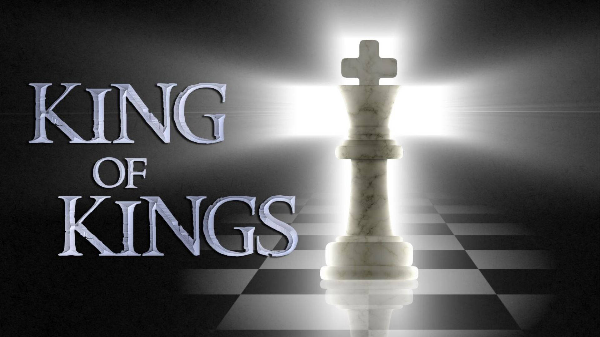 大理石西洋棋王被明亮光線照亮，在棋盤上帶有KING OF KINGS文字。 — 國王 GIF 壁紙
