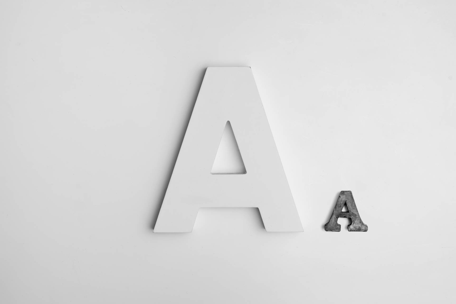 兩個字母A，一個白色一個金屬，在灰色背景上 — 字型 GIF 壁紙