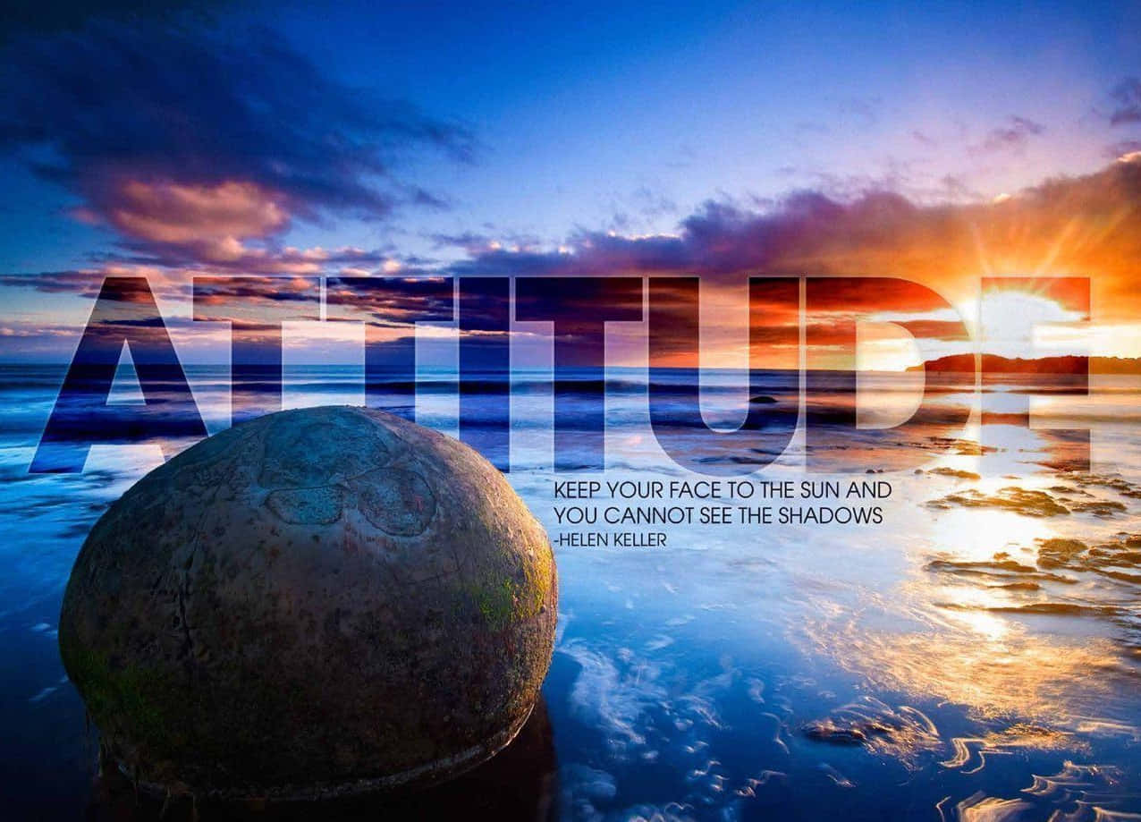 Motivation 桌布 壁紙 — 一個大石球在日落時分位於淺水中，上面覆蓋著「ATTITUDE」一詞，下方是海倫·凱勒的名言。