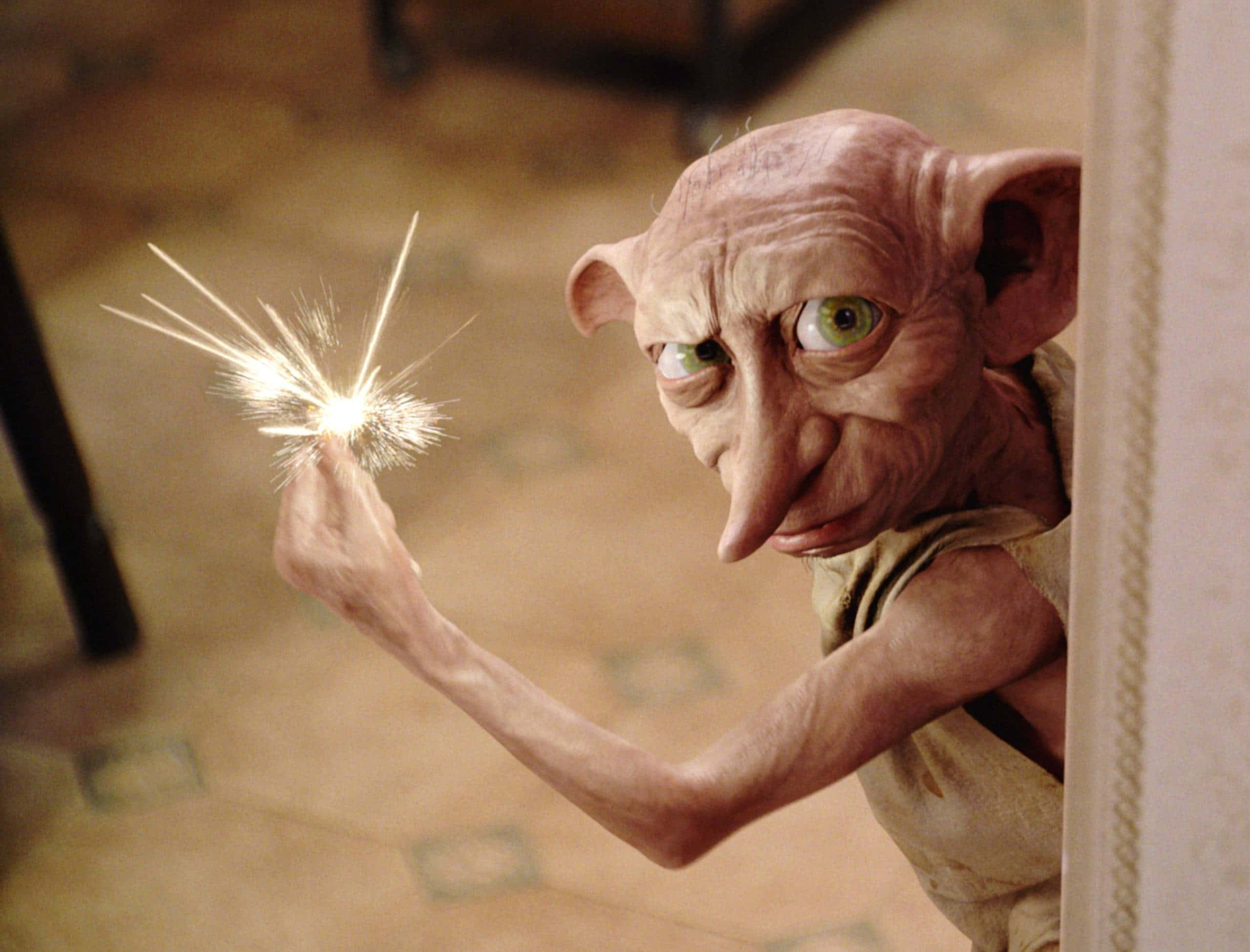 Harry Potter Dobby 桌布 壁紙 — 一個大耳朵、綠色眼睛的哥布林從牆後探出頭來，手持閃爍的煙火。