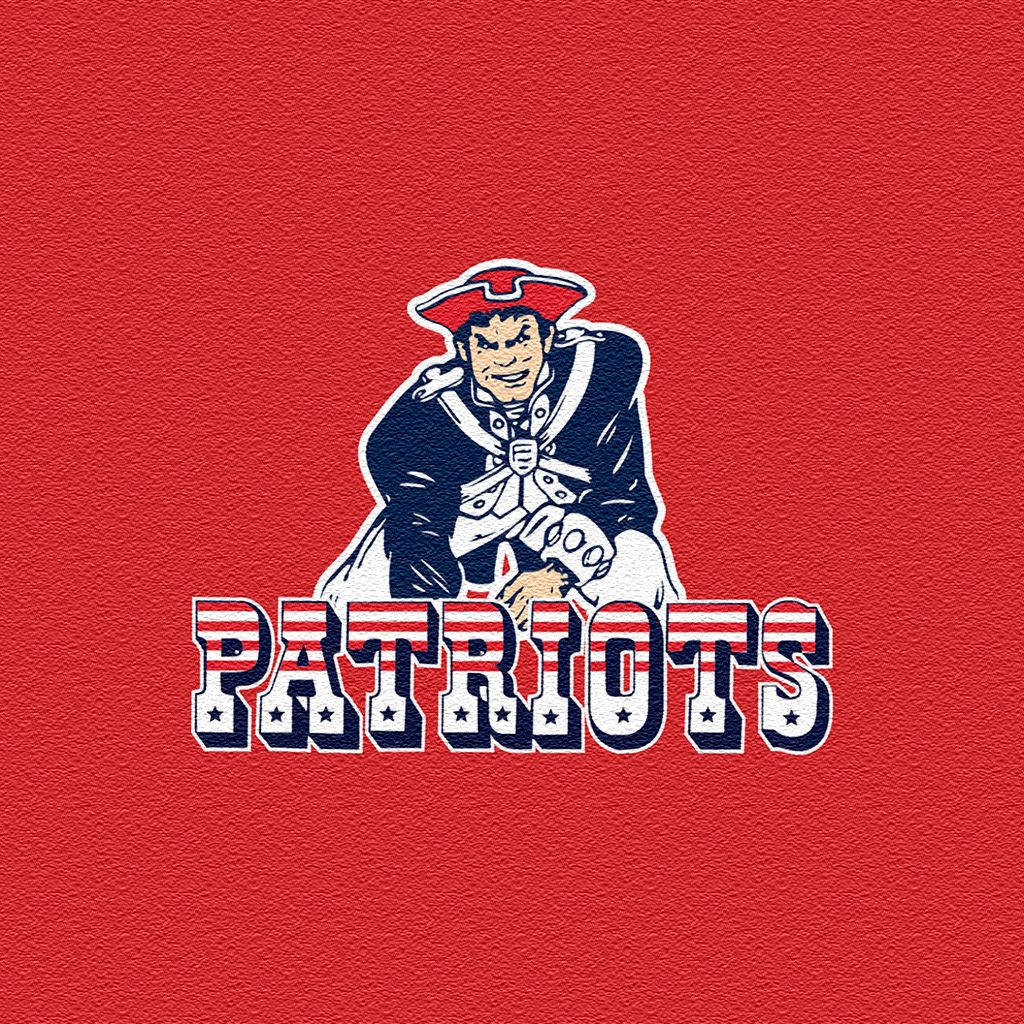 Patriots 桌布 壁紙 — 一個大膽插圖的愛國者吉祥物，身穿藍白制服，戴紅帽，驕傲地站在「Patriots」字樣上方，背景為紋理紅底。