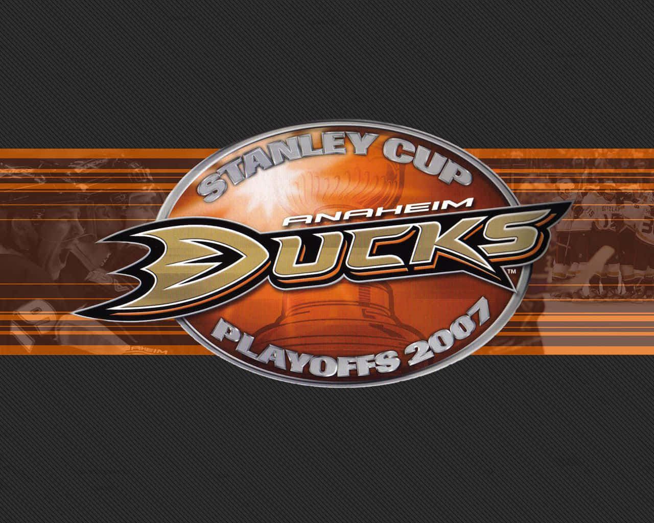Anaheim Ducks 桌布 壁紙 — 一個大膽的 Anaheim Ducks 史丹利盃季後賽 2007 標誌，在深色碳纖維背景上帶有橙色和黑色條紋。