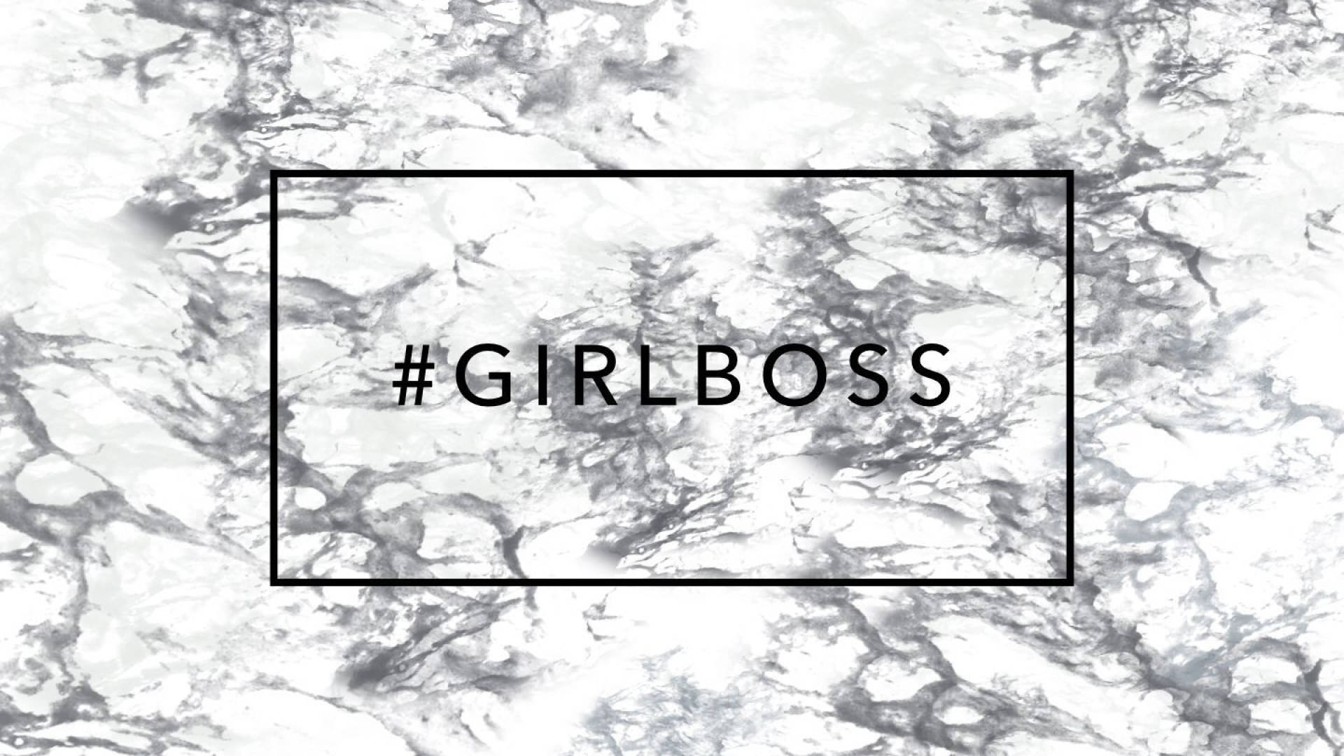 boss 桌布 壁紙 — 一個大膽的 hashtag girlboss 居中放置在白色和灰色大理石背景上的黑色矩形內。