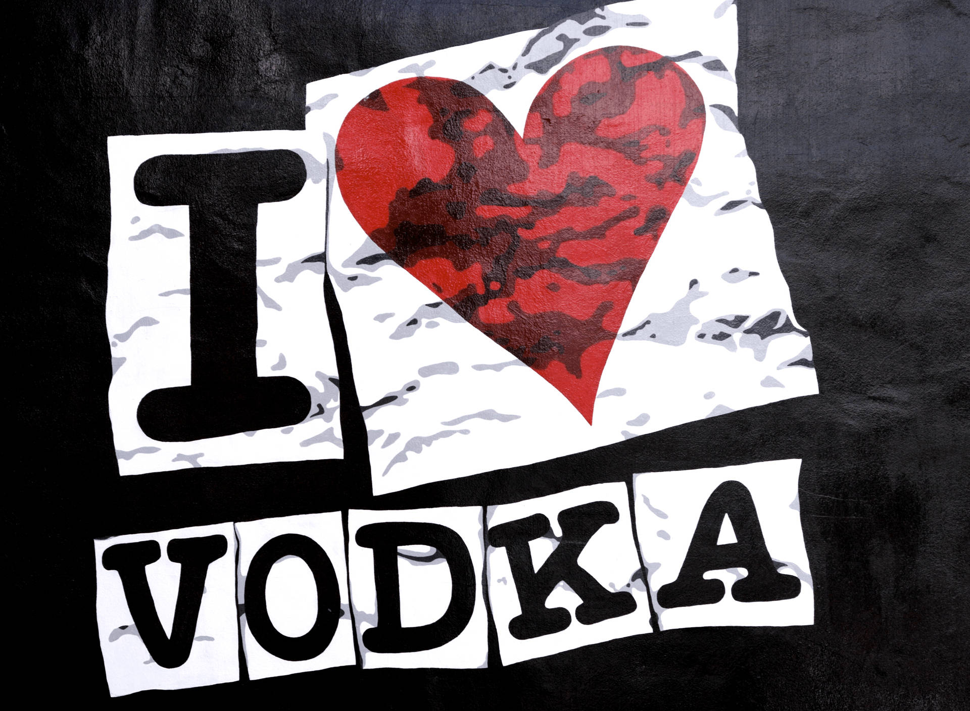 藝術 桌布 壁紙 — 一個大膽的「I ❤️ VODKA」標誌，在黑色紋理背景上，白色撕紙上有一個紅色迷彩心形。