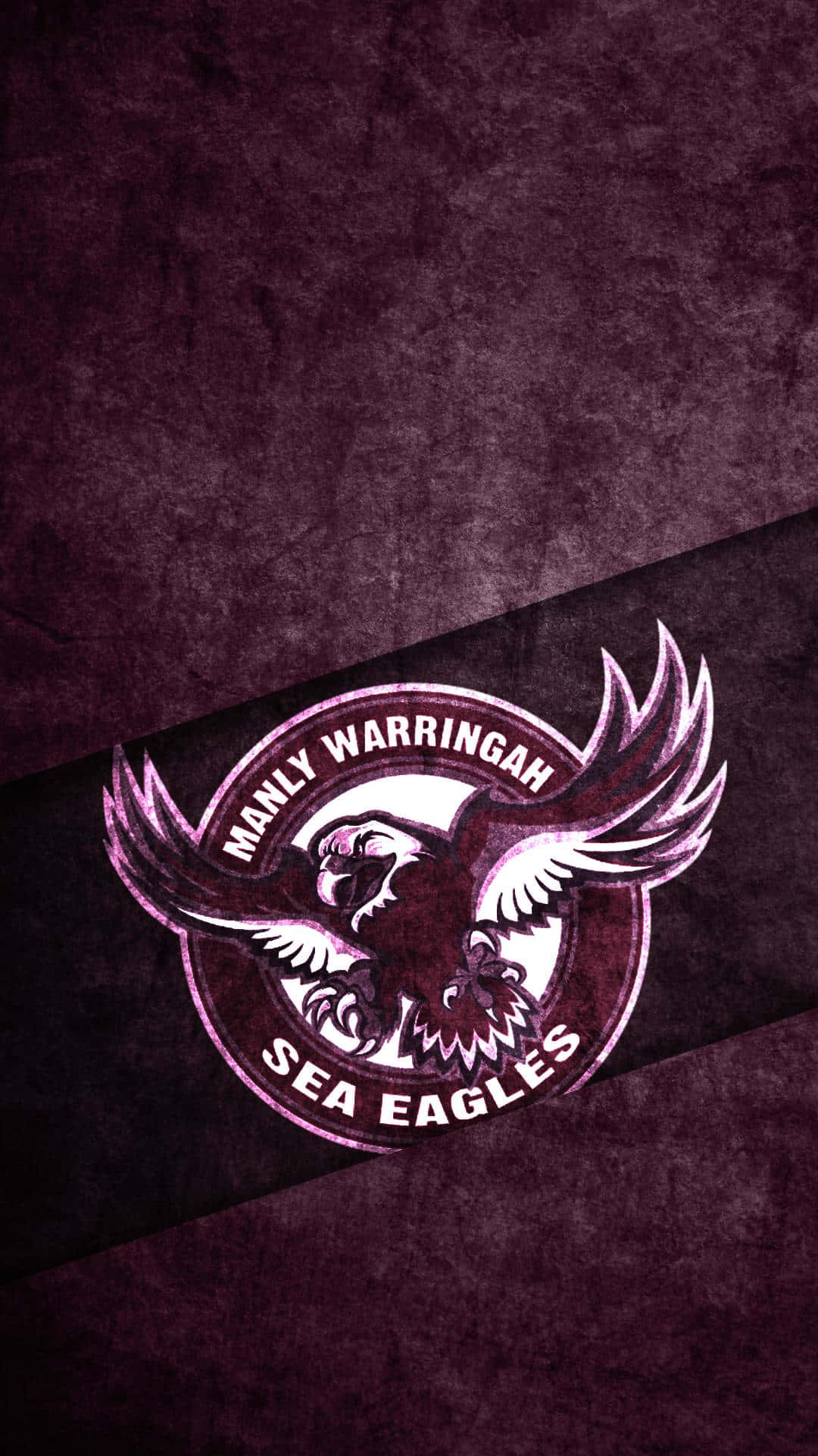 Manly Sea Eagles 桌布 壁紙 — 一個大膽的 Manly Warringah Sea Eagles 標誌，中心有一個兇猛的鷹徽章，位於紋理深紫色背景上。
