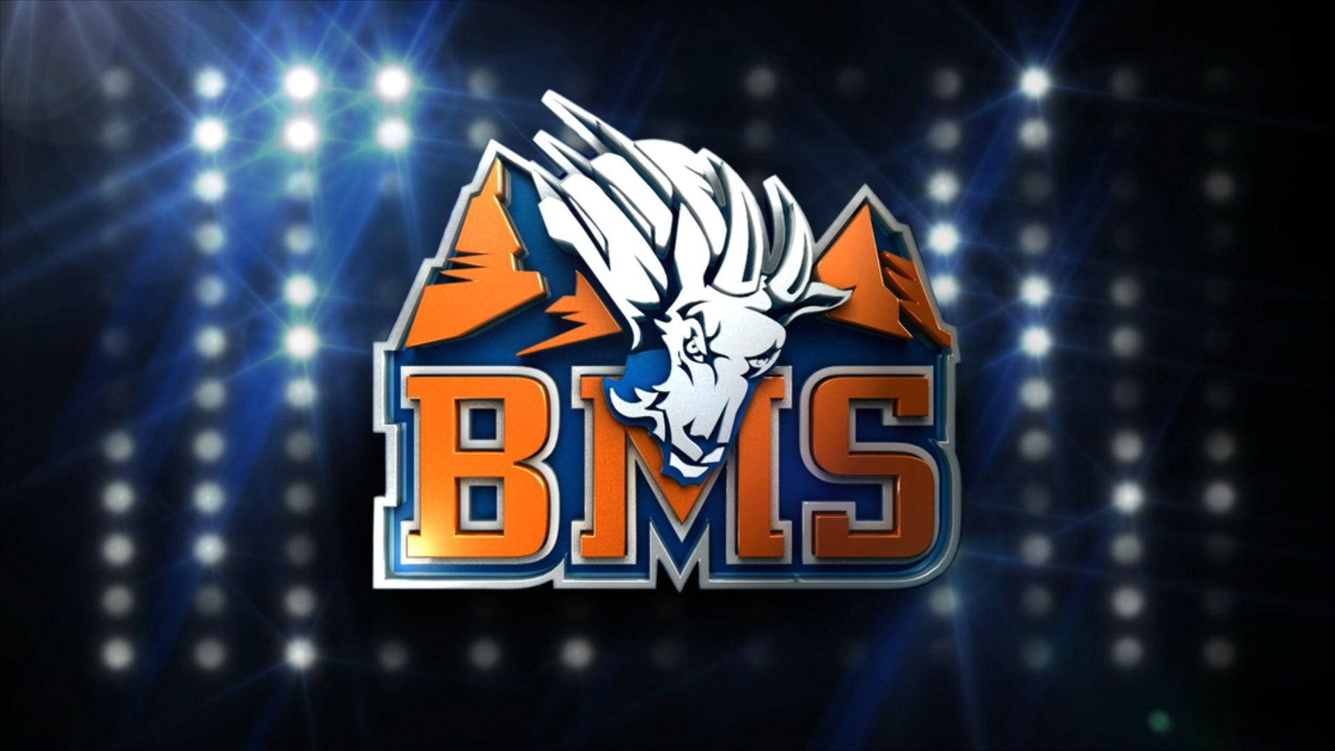 Blue Mountain State 桌布 壁紙 — 一個大膽的BMS標誌，以白色山羊頭搭配橙色山峰和藍色點綴，在黑暗背景下被明亮的舞台燈光照亮。