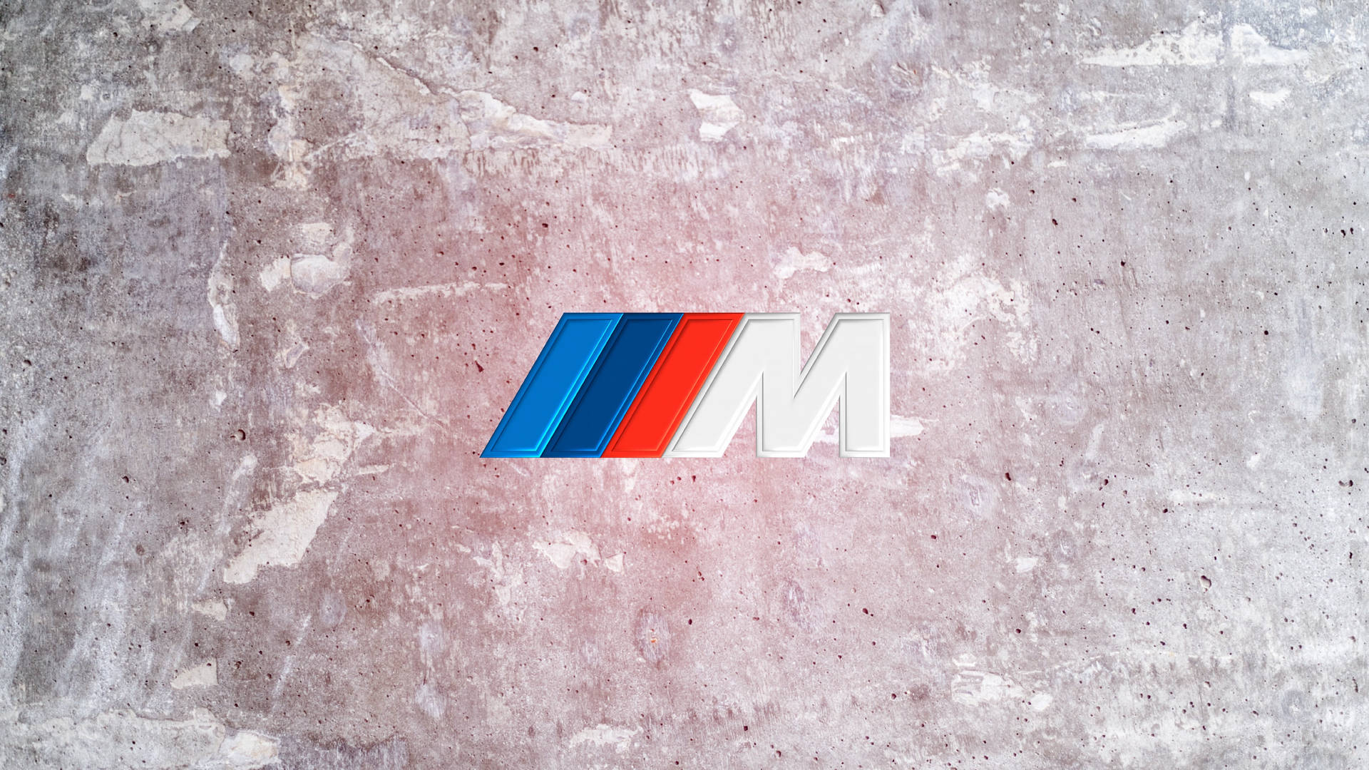 BMW 動圖 桌布 壁紙 — 一個大膽的BMW M標誌，帶有藍色、紅色和白色條紋，在帶有粉灰色紋理的風化混凝土牆上格外突出。
