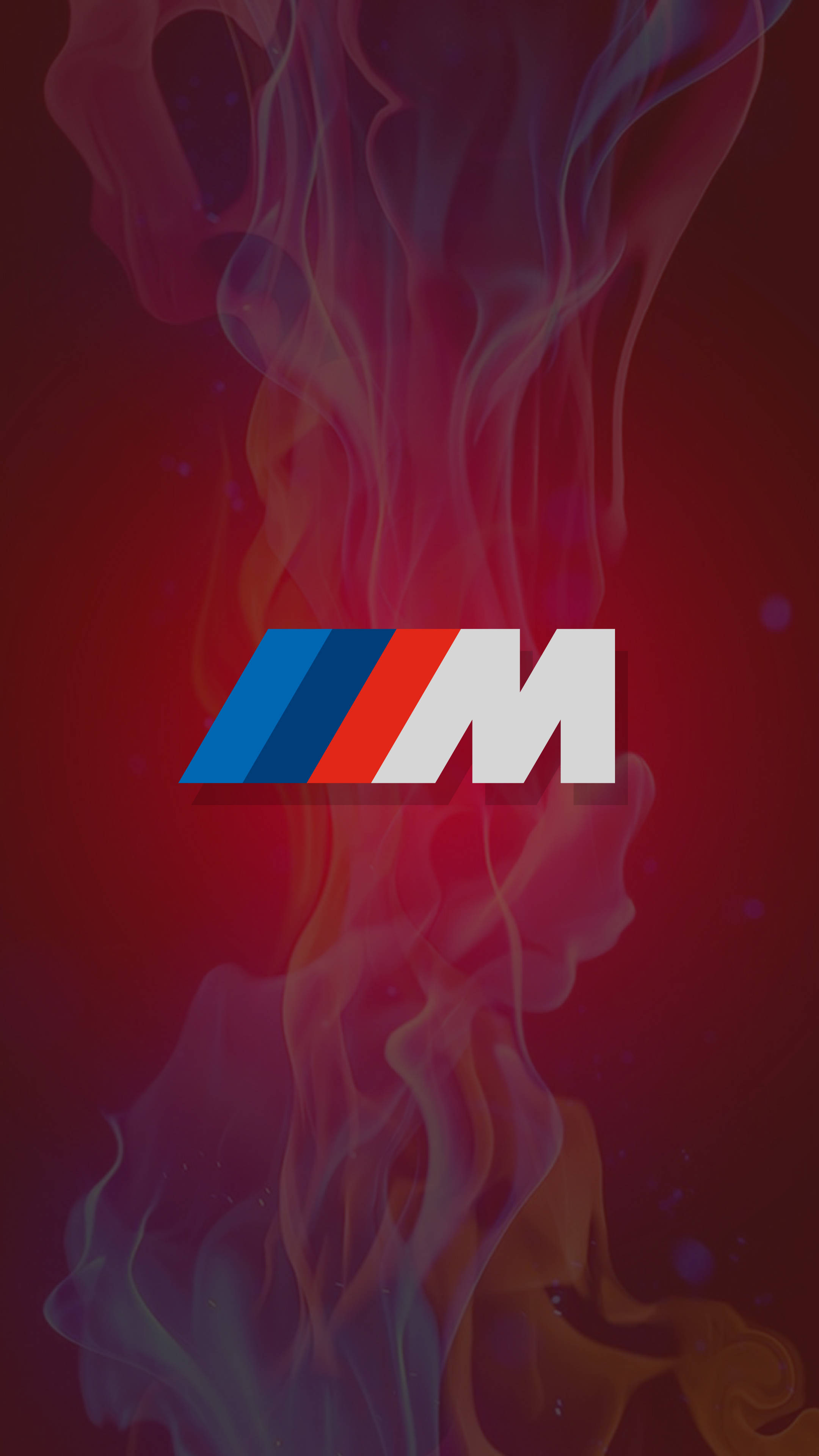 BMW 動圖 桌布 壁紙 — 一個大膽的BMW M標誌從旋轉的煙霧中浮現，背景是深紅色漸變。