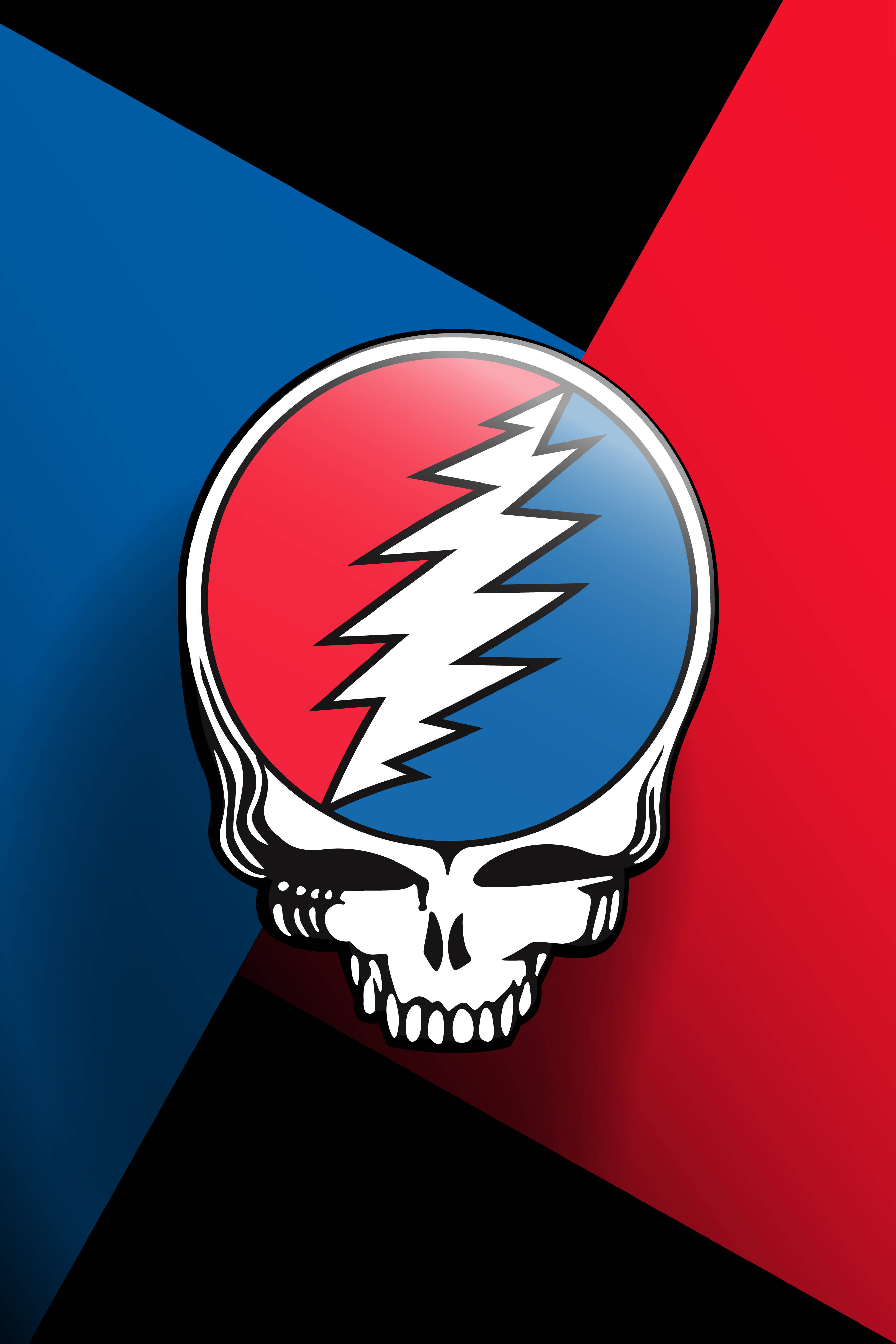 dead 桌布 壁紙 — 一個大膽的Grateful Dead骷髏標誌，白色閃電在紅色和藍色圓形背景上，置於動態的黑色、紅色和藍色幾何背景前。