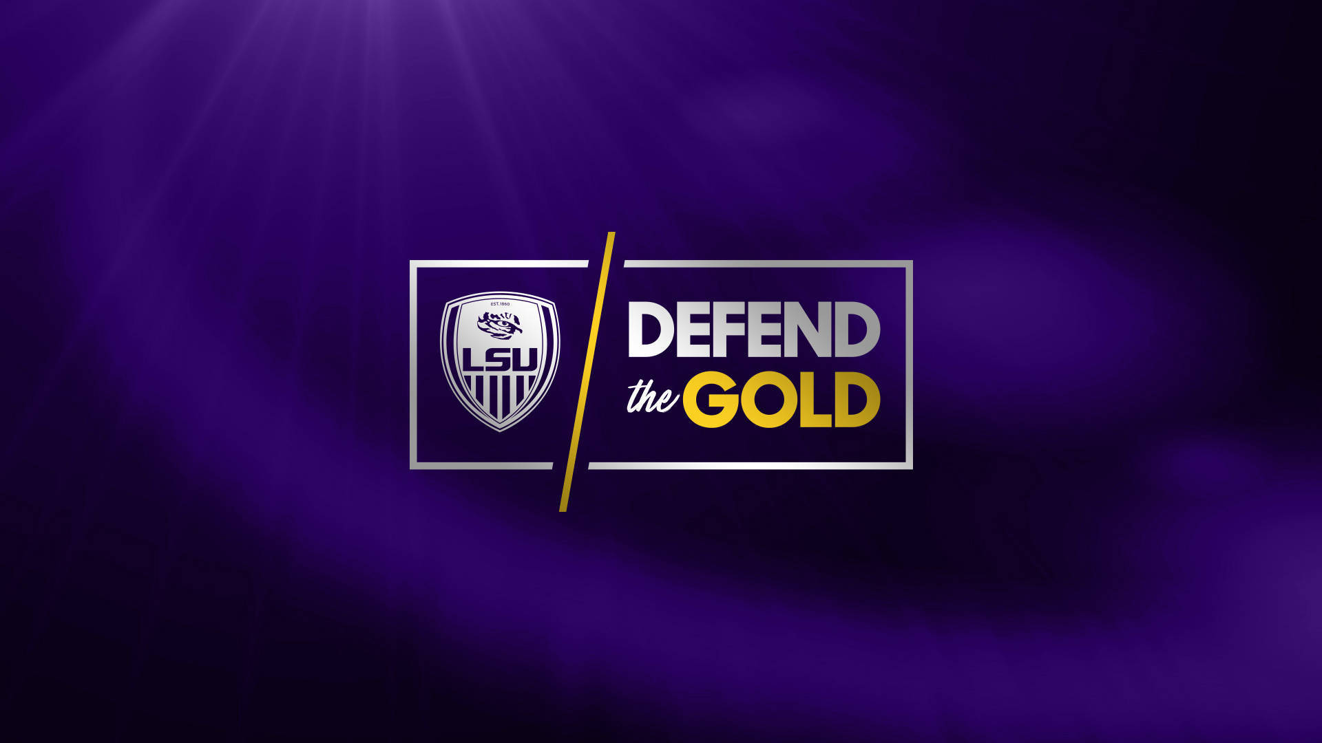 Lsu 桌布 壁紙 — 一個大膽的LSU標誌和「DEFEND the GOLD」標語在帶有光線的耀眼紫色背景上發光。