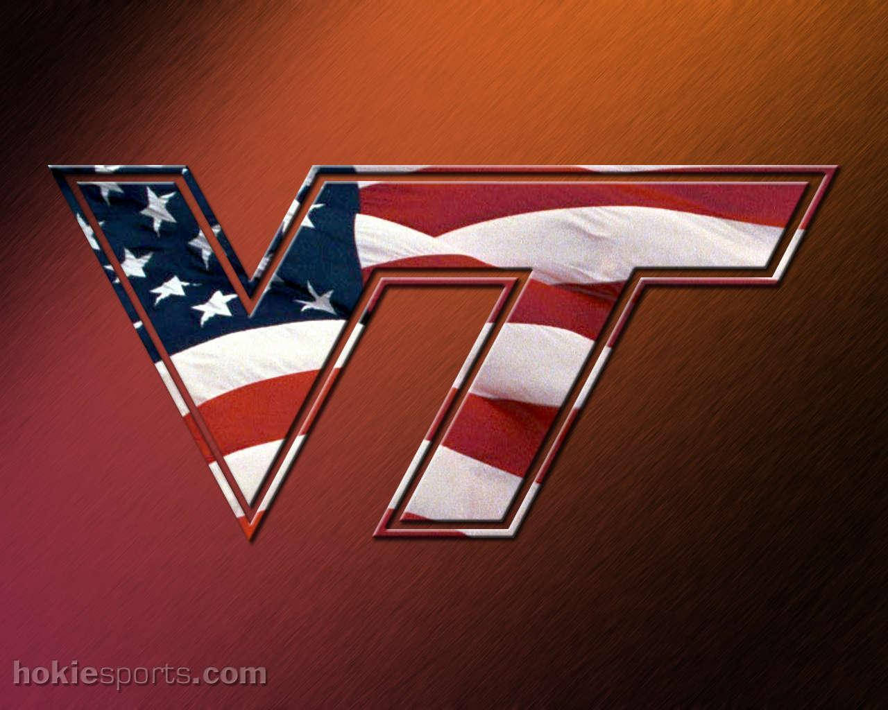 Virginia Tech 桌布 壁紙 — 一個大膽的VT標誌，充滿美國國旗布料，置於紋理紅色漸變背景上。