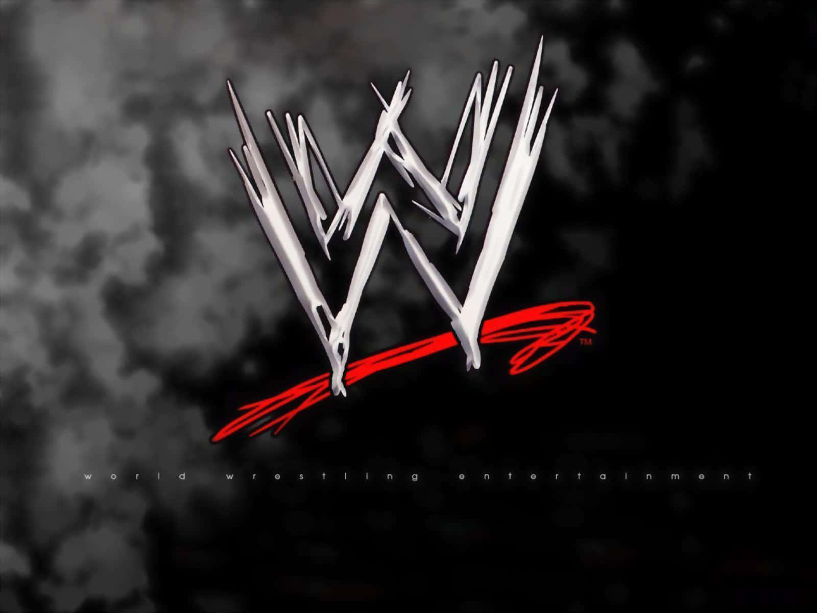 WWE Logo 桌布 壁紙 — 一個大膽的WWE標誌，帶有銳利的銀色字體和紅色底線，在煙霧瀰漫的黑色和灰色背景上脫穎而出。