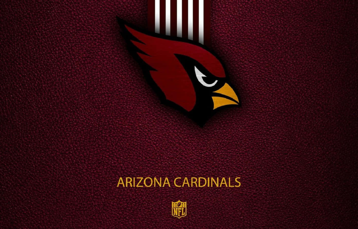 Arizona Cardinals 桌布 壁紙 — 一個大膽的亞利桑那紅雀隊標誌，紅色紅雀頭部和白色條紋，位於有紋理的栗色背景上。