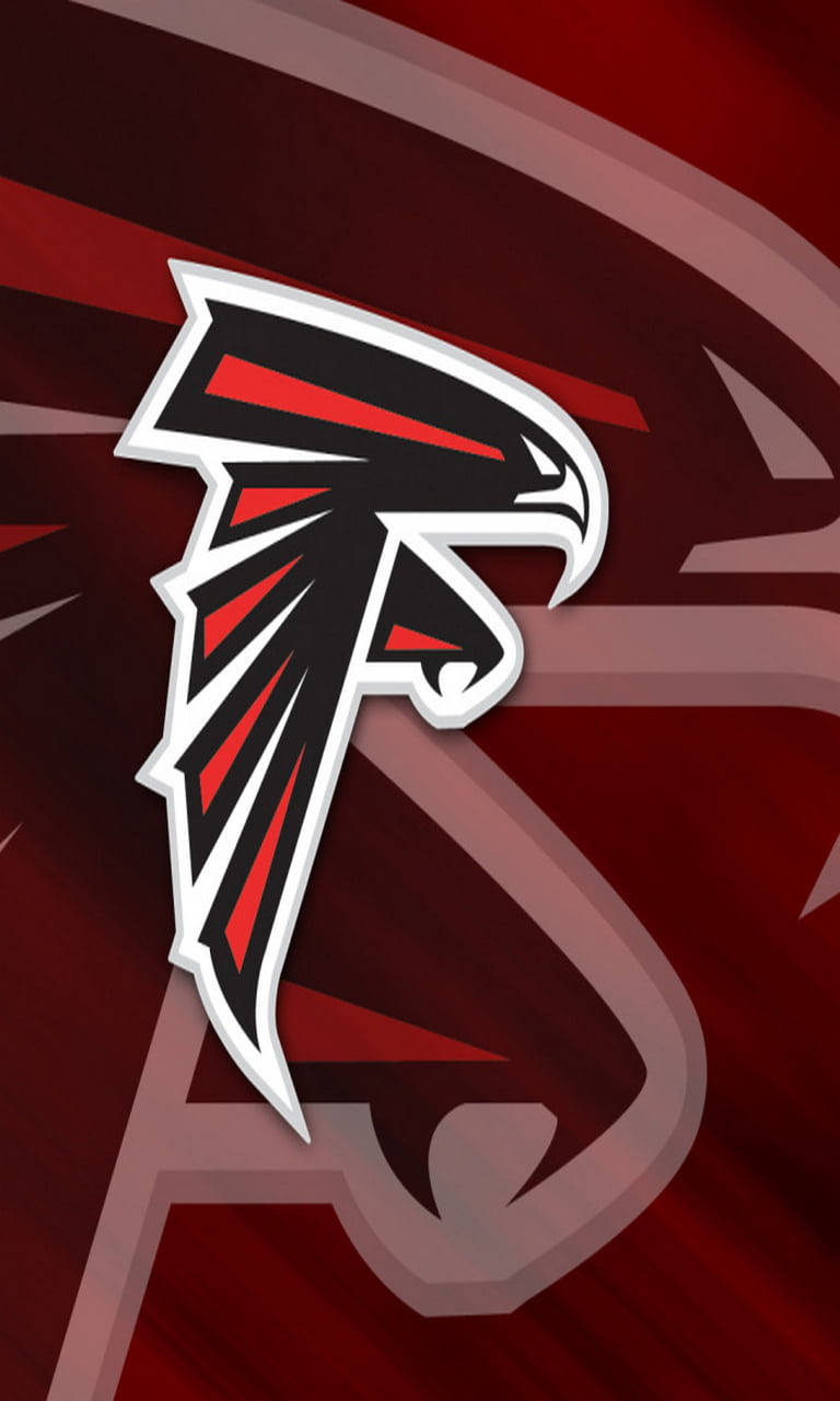 NFL Team Logo 桌布 壁紙 — 一個大膽的亞特蘭大獵鷹標誌，以紅、黑、白色在帶有角形條紋的動態紅色背景上脫穎而出。