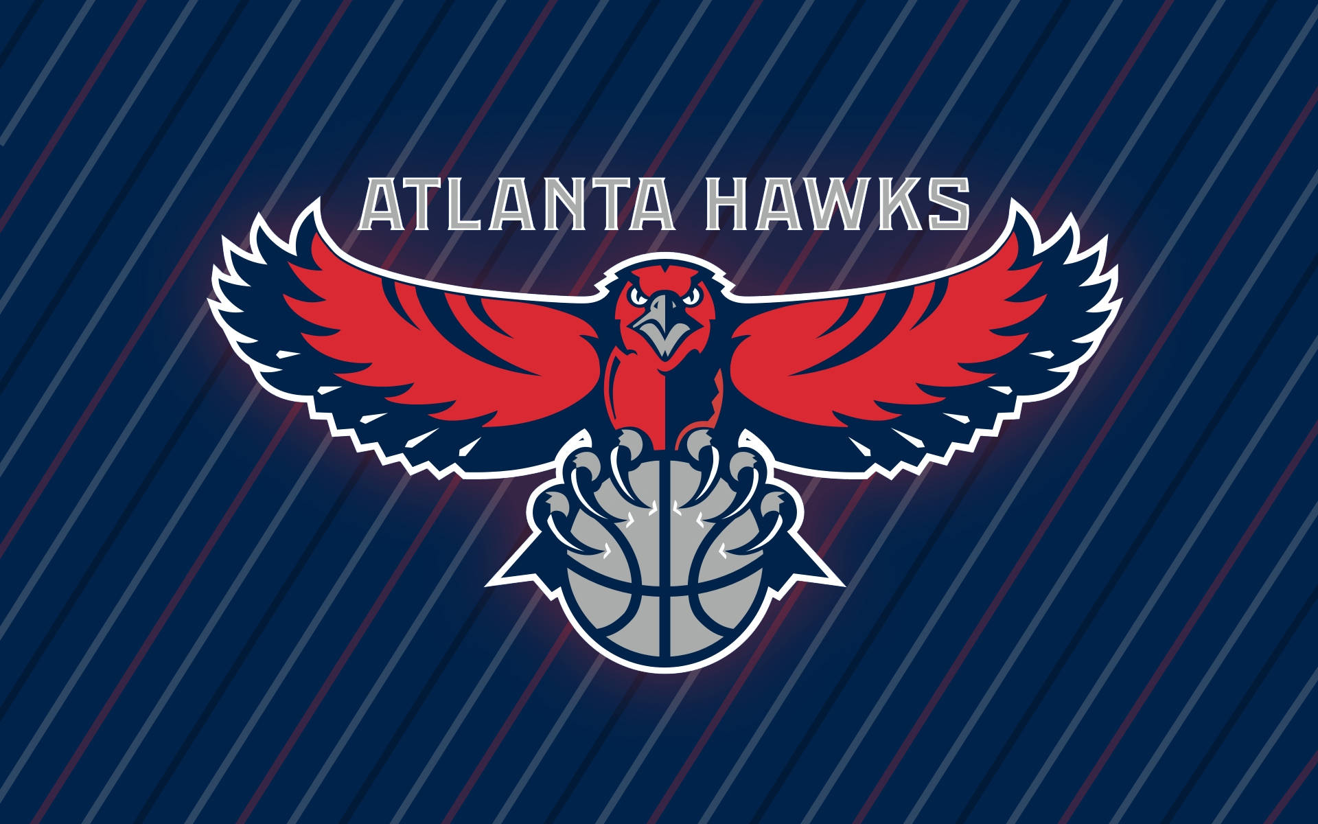 Hawks 桌布 壁紙 — 一個大膽的亞特蘭大老鷹隊標誌，展示一隻紅鷹抓著籃球，背景為海軍藍色帶有對角線條紋。