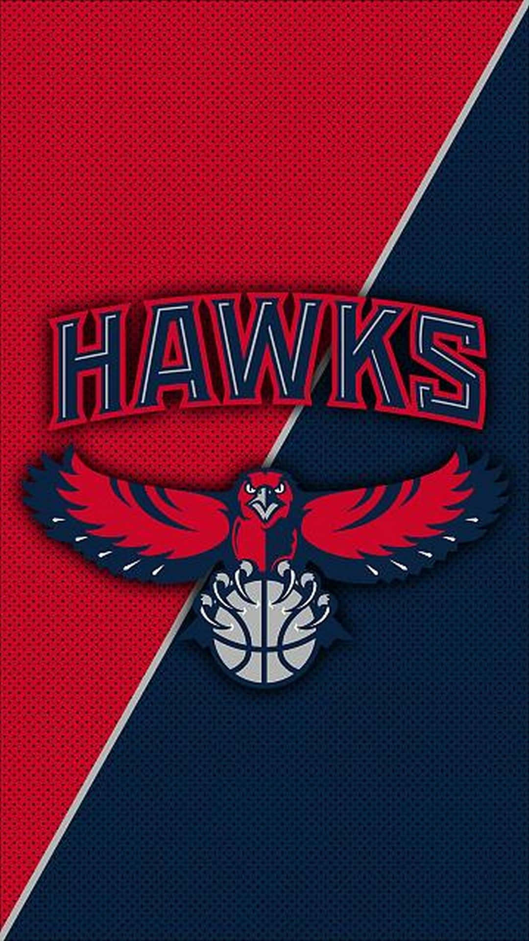 Atlanta Hawks 桌布 壁紙 — 一個大膽的亞特蘭大老鷹隊標誌，紅藍相間的鷹抓著籃球，背景為紅和深藍色分割。