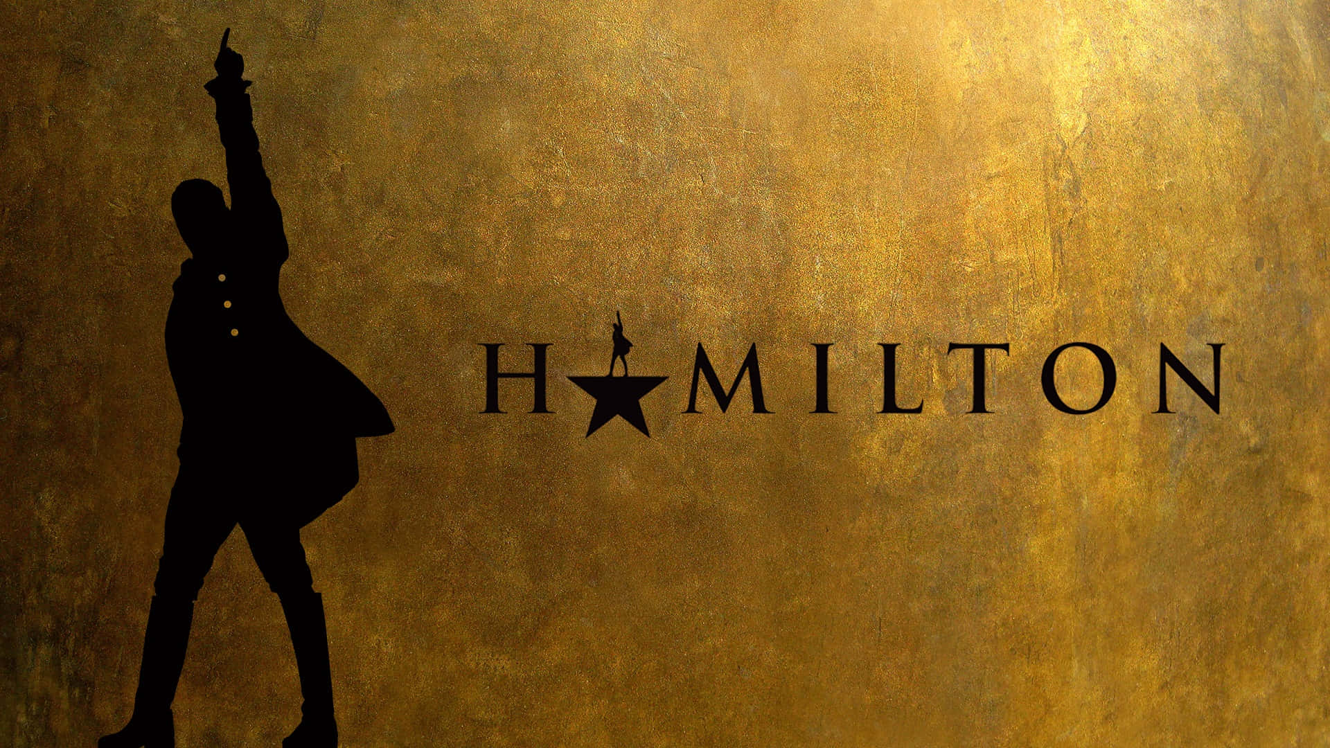 Hamilton 桌布 壁紙 — 一個大膽的人物剪影以動態姿勢站在帶有紋理的金色背景前，背景上有 HAMILTON 字樣和星星標誌。