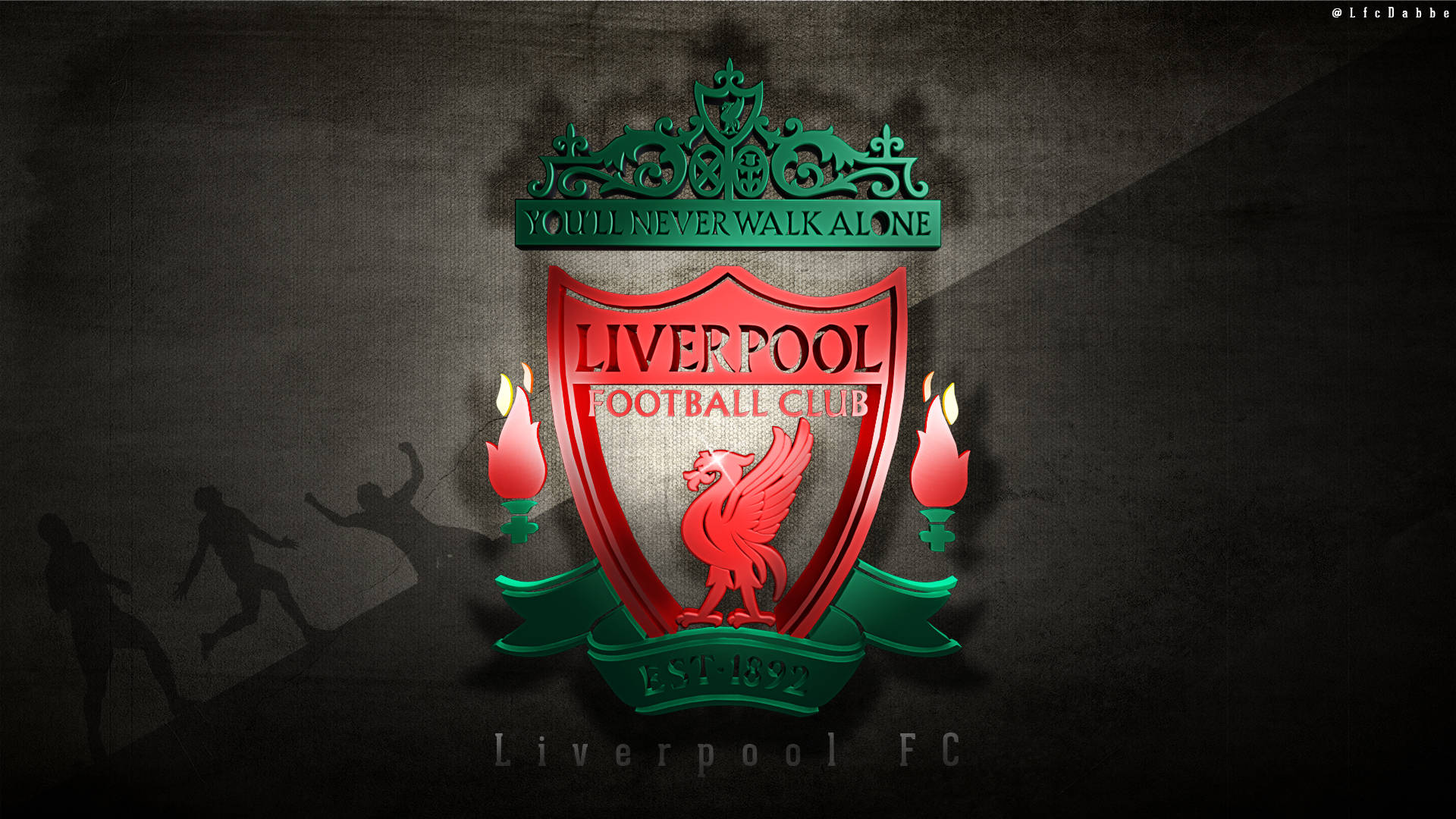 Liverpool Fc 桌布 壁紙 — 一個大膽的利物浦足球會徽章，帶有紅色的利物鳥和綠色火焰，在黑暗紋理背景上發光，並有球員剪影。