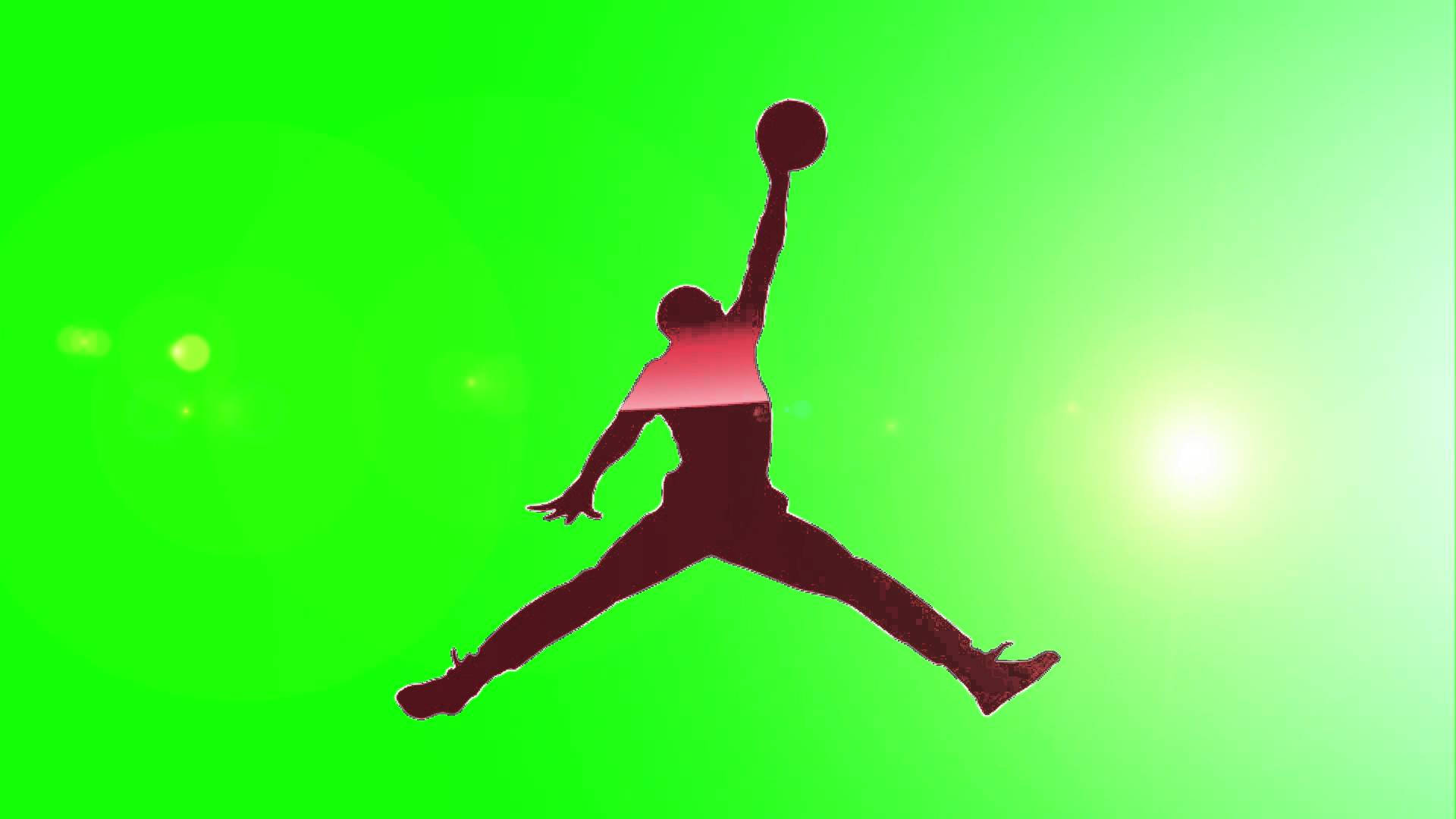 Jordan Logo 桌布 壁紙 — 一個大膽的剪影，描繪籃球運動員在半空中灌籃，背景是充滿活力的綠色漸變和明亮的太陽耀斑。
