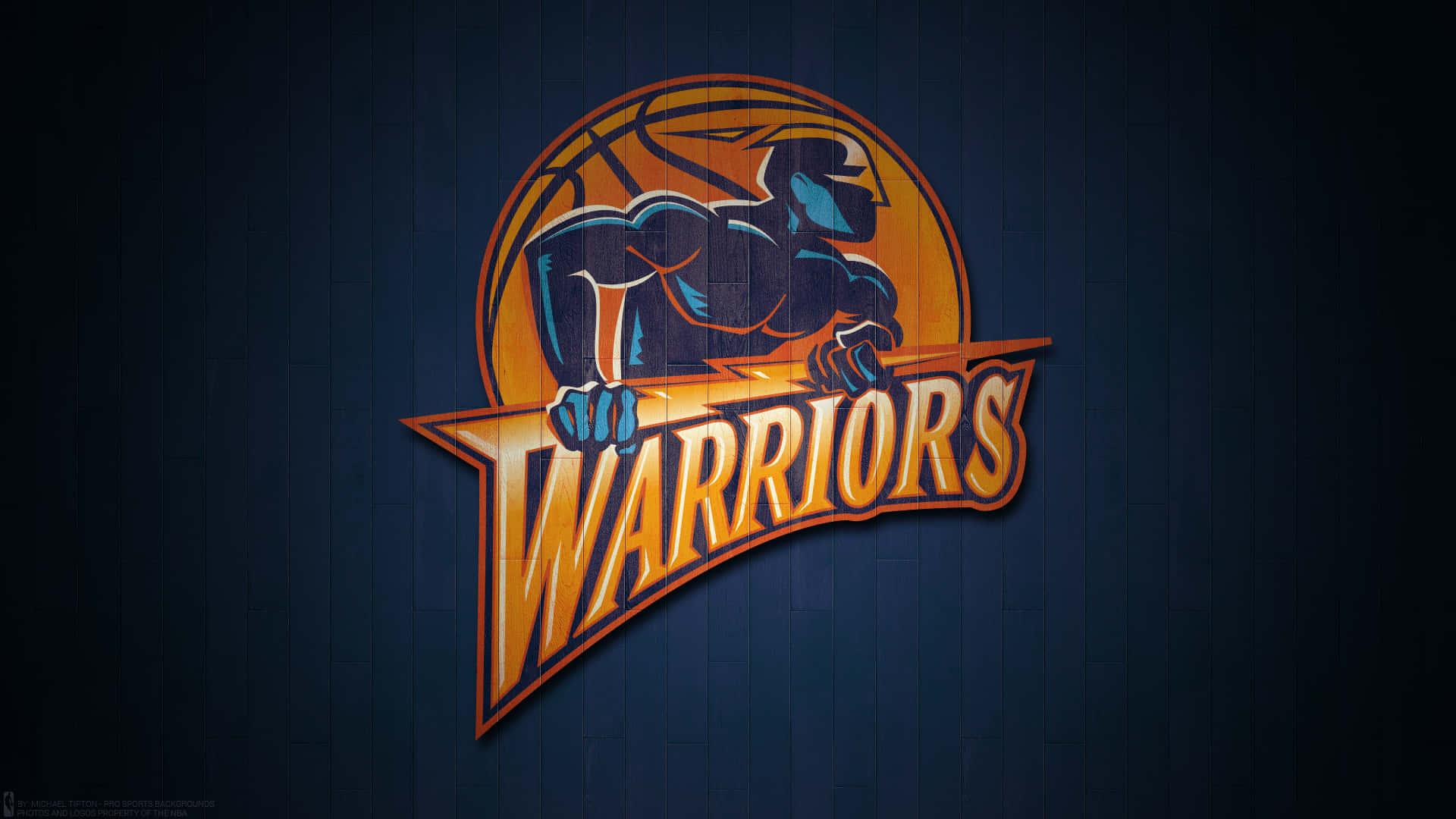 Golden State Warriors Logo 桌布 壁紙 — 一個大膽的勇士籃球標誌，藍色戰士在深色木牆背景下抓住籃球。
