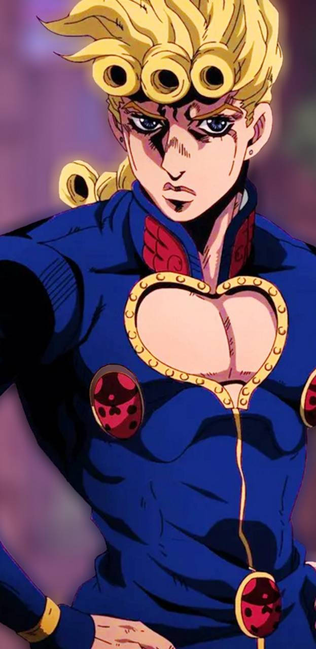 Giorno 桌布 壁紙 — 一個大膽的動漫角色，擁有尖刺金髮和帶有心形金色裝飾的藍色服裝，自信地站立。