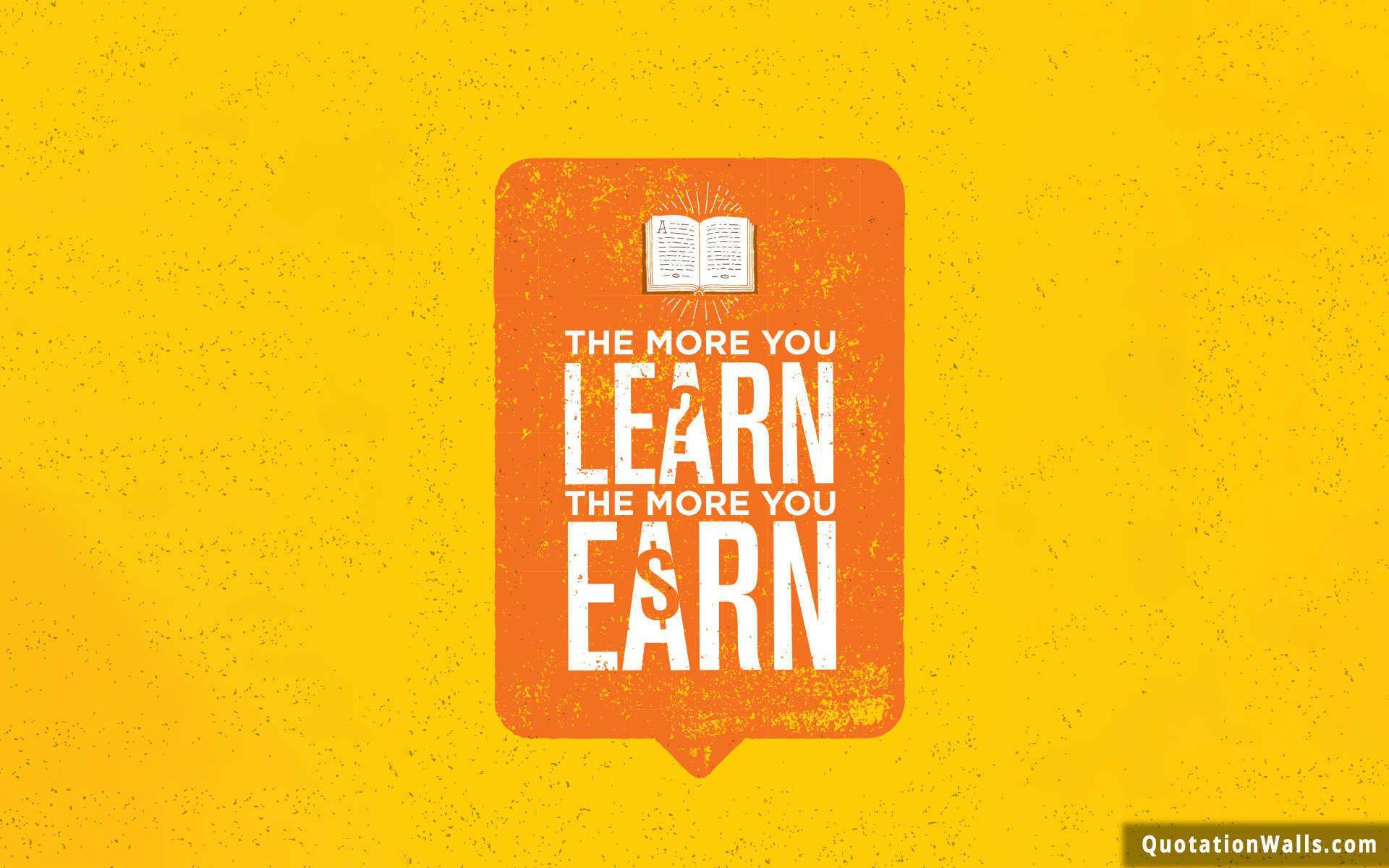 Learning 桌布 壁紙 — 一個大膽的勵志名言圖形，在紋理黃色背景上的橙色對話框中以白色文字顯示「學得越多，賺得越多」。