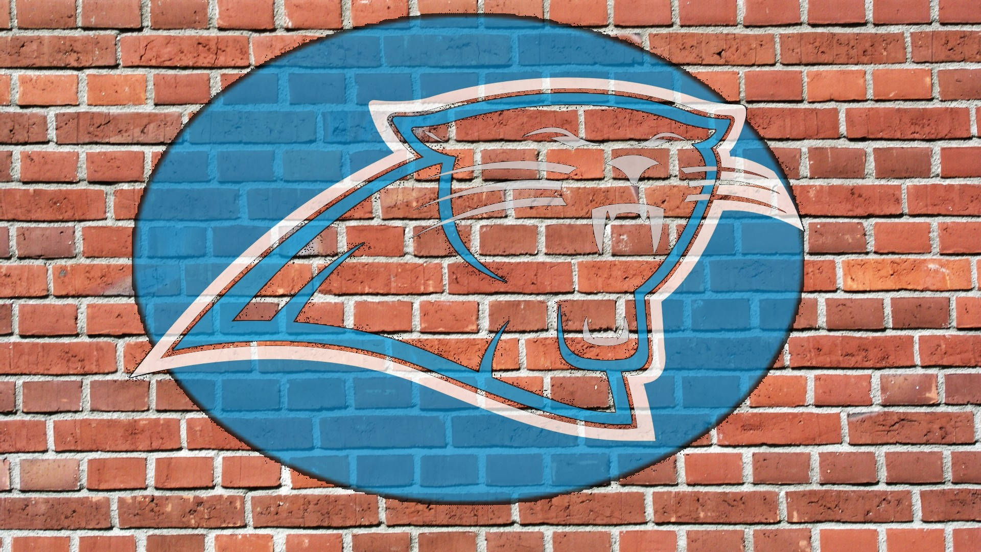 Panthers 桌布 壁紙 — 一個大膽的卡羅萊納黑豹隊標誌，以藍色和白色繪製在紋理紅磚牆上。