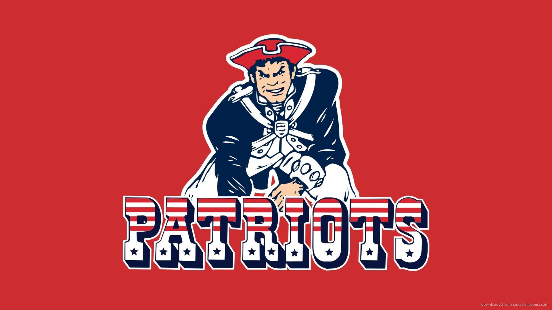 Patriots Logo 桌布 壁紙 — 一個大膽的卡通愛國者吉祥物穿著殖民地制服，站在Patriots這個詞上面，背景是純紅色。