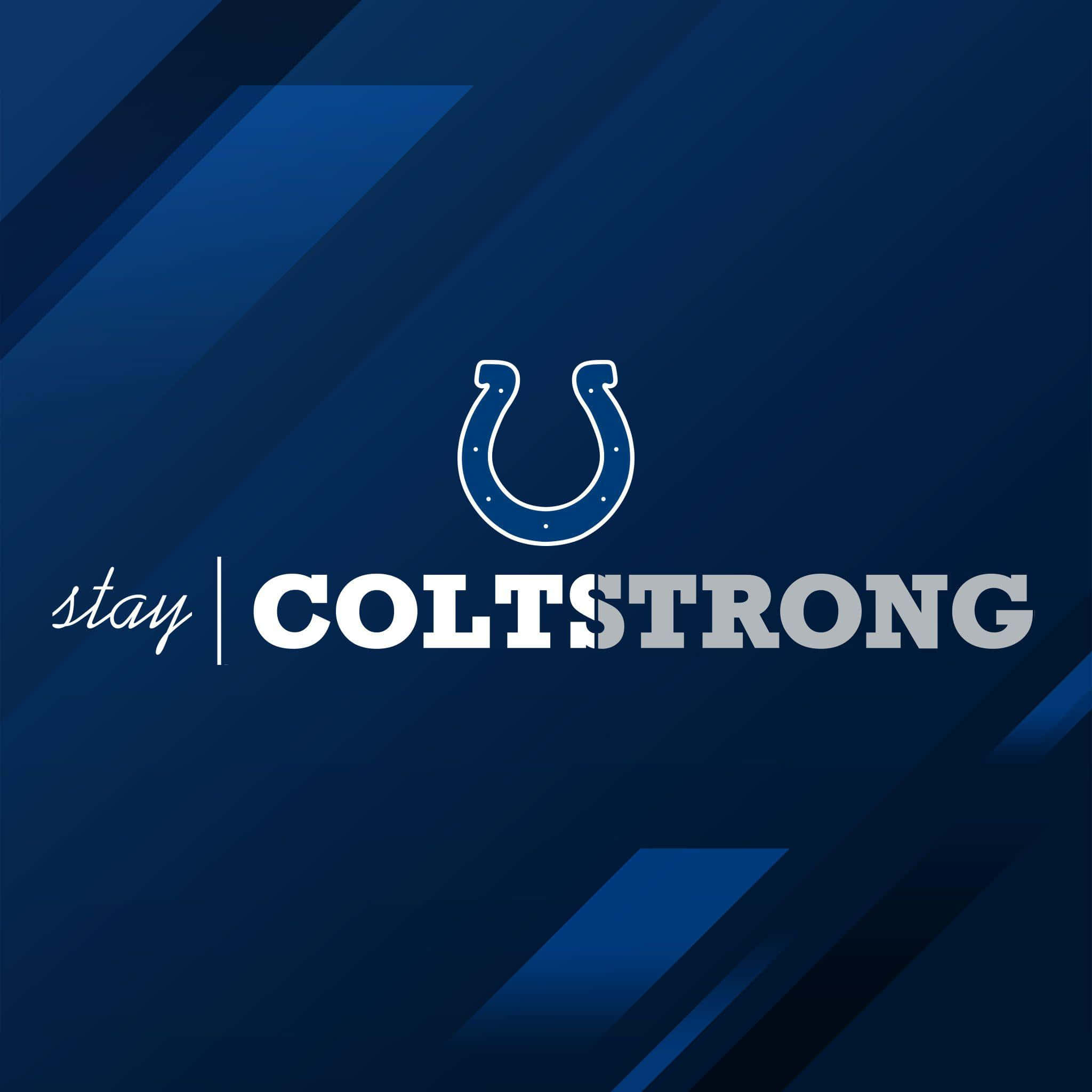 名言 桌布 壁紙 — 一個大膽的印第安納波利斯小馬隊標誌和白色 'stay COLTSTRONG' 文字，背景為動態藍色幾何圖案。