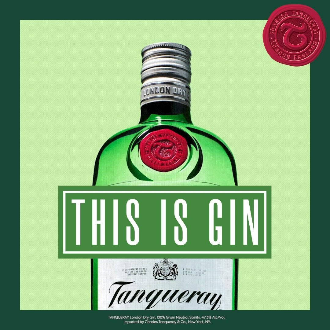 alcohol 桌布 壁紙 — 一個大膽的圖形，一個綠色Tanqueray琴酒瓶居中於淺綠色背景上，帶有紅色封條和白色文字宣示'THIS IS GIN'。