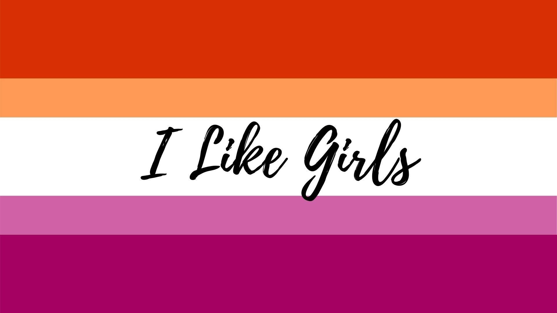 女同志旗幟 桌布 壁紙 — 一個大膽的圖形，黑色草書文字「I Like Girls」居中於紅色、橙色、白色、粉紅色和洋紅色的水平條紋上。