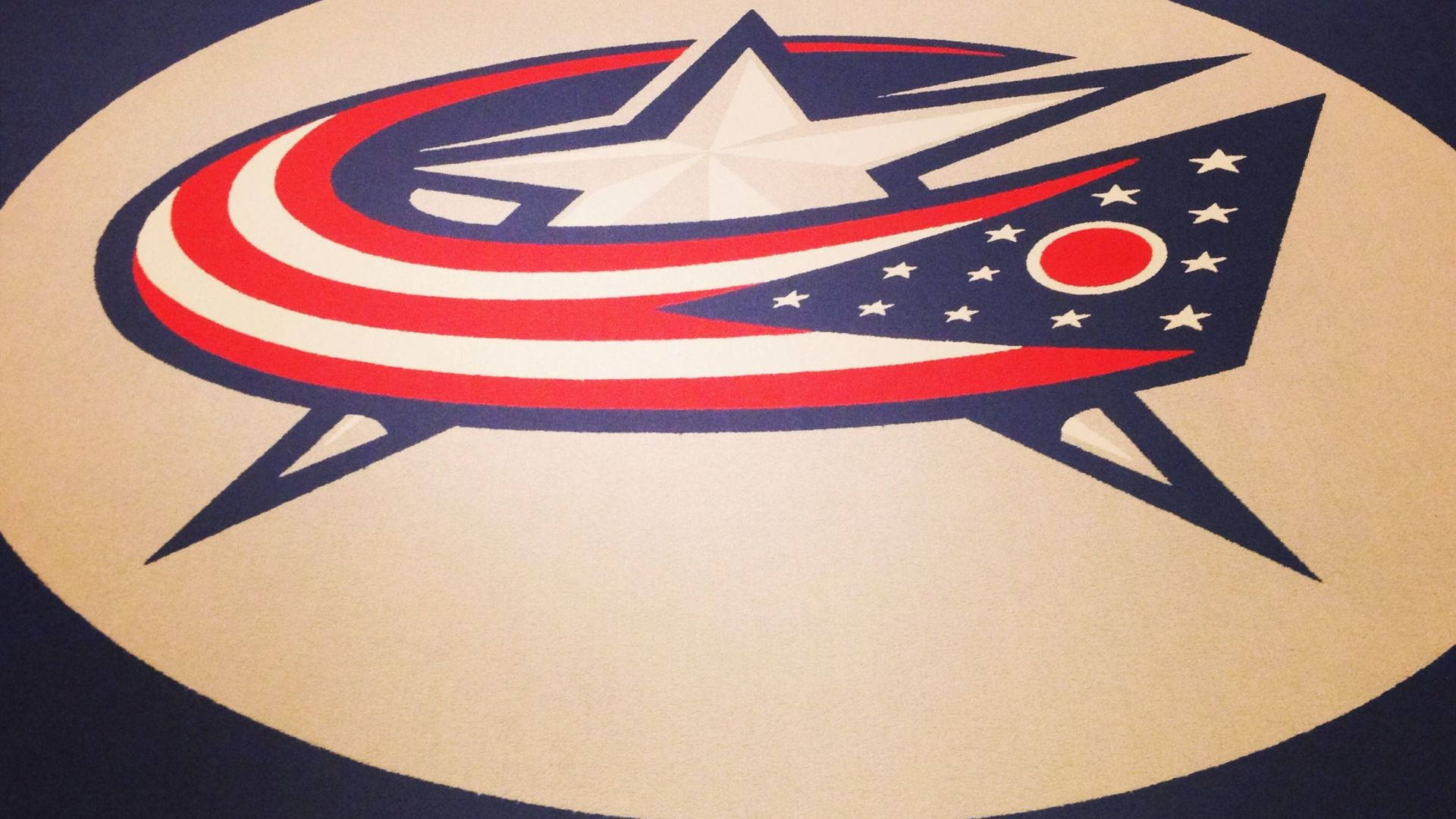 Columbus Blue Jackets 桌布 壁紙 — 一個大膽的圖形標誌，包含一顆白色星星、紅白藍條紋以及深藍色背景上的星星。