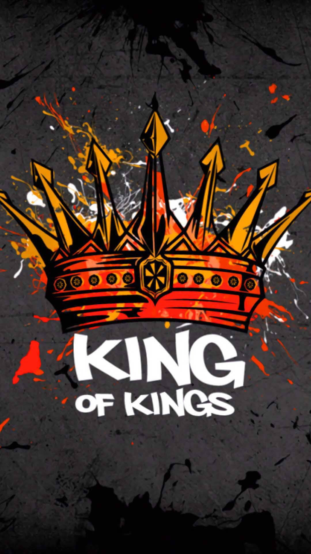 king iPhone 桌布 壁紙 — 一個大膽的圖形皇冠，帶有尖銳的尖刺和火焰般的飛濺，主宰著粗糙的黑暗背景，下方有文字「KING OF KINGS」。