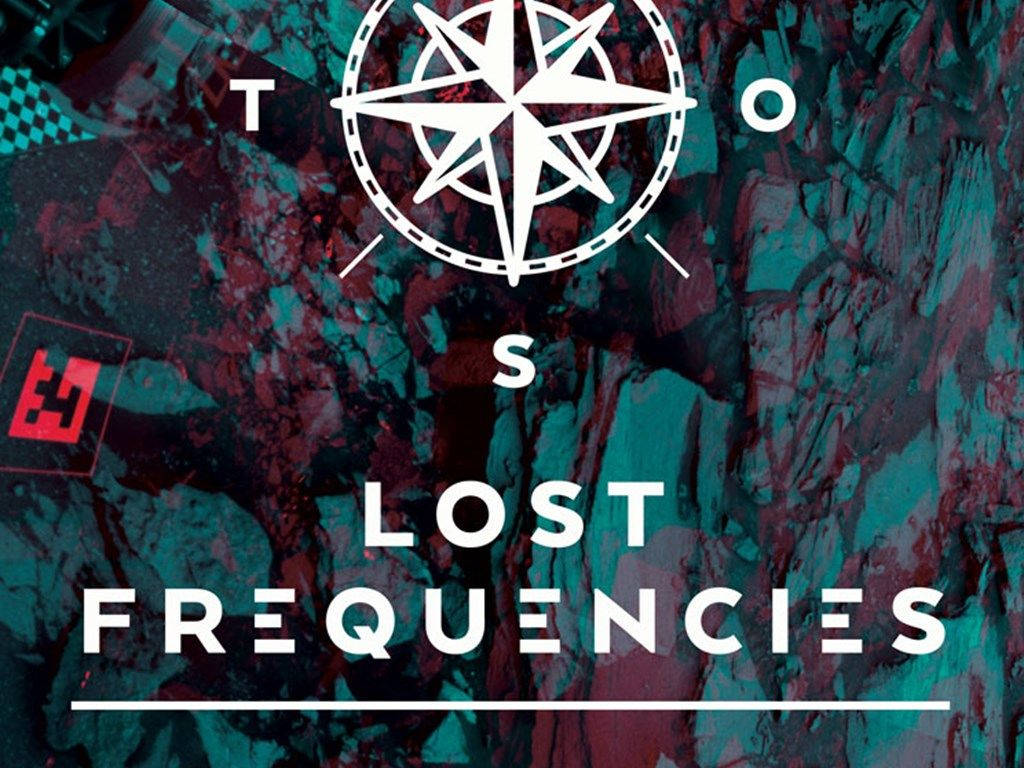 lost 桌布 壁紙 — 一個大膽的圖形設計，白色指南針玫瑰和文字位於紋理化的青綠色和栗色抽象背景之上。