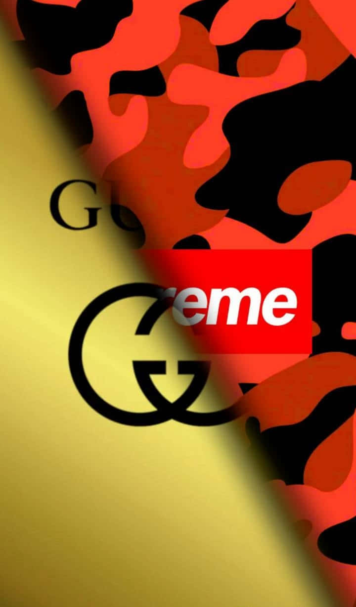 supreme 桌布 壁紙 — 一個大膽的圖形設計，紅色Supreme標誌疊加在黑色和紅色的迷彩圖案和金色Gucci標誌上。