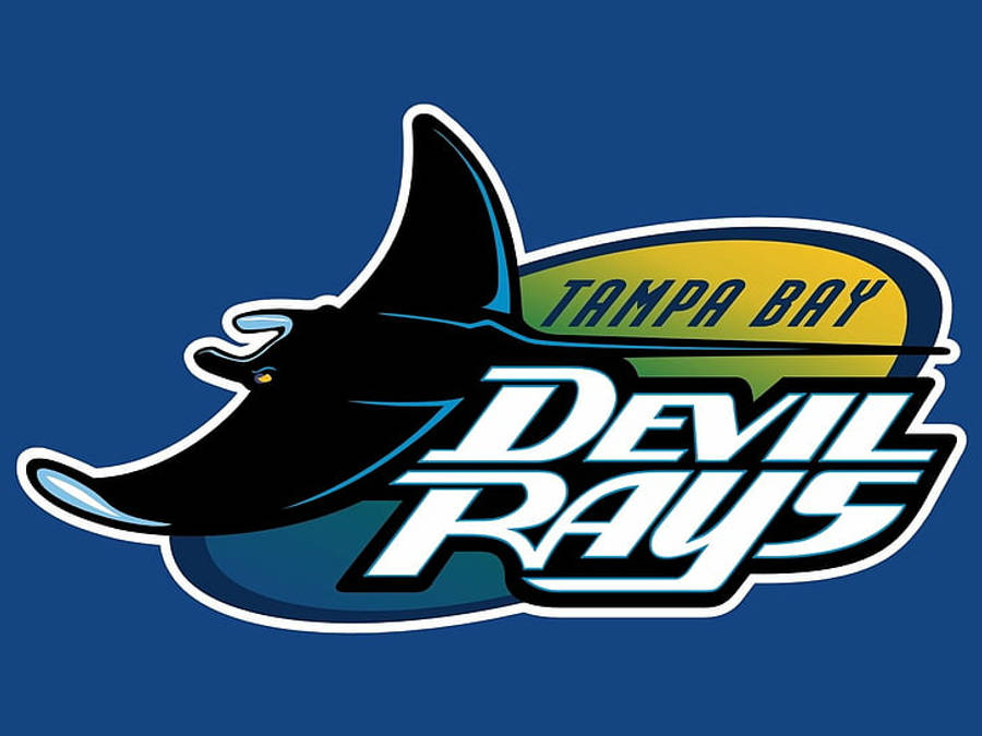 Rays 桌布 壁紙 — 一個大膽的坦帕灣魔鬼魚標誌，以黑色魔鬼魚剪影搭配白色輪廓，置於純藍色背景上。