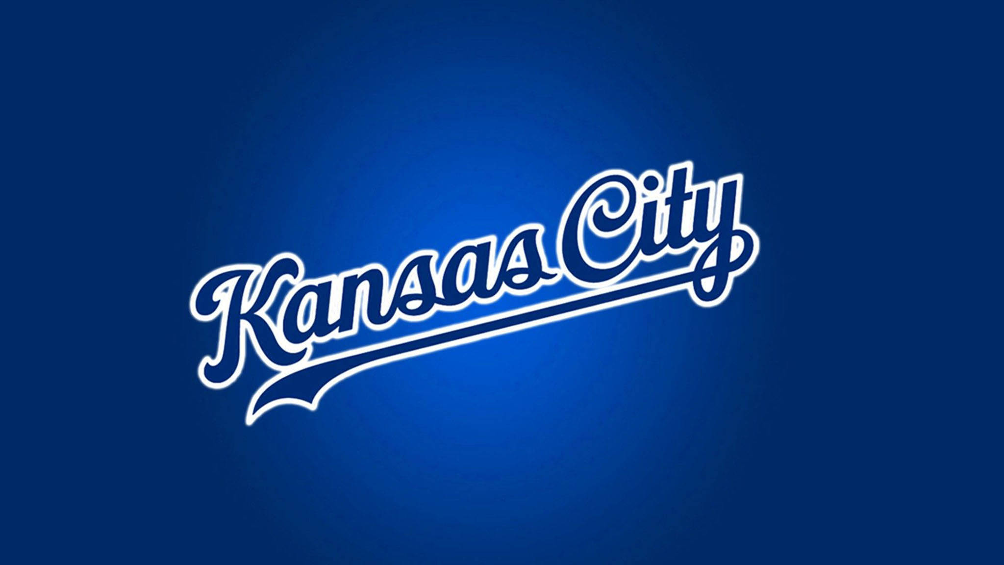 Kansas 桌布 壁紙 — 一個大膽的堪薩斯城標誌，以白色字體書寫，搭配藍色漸變背景。