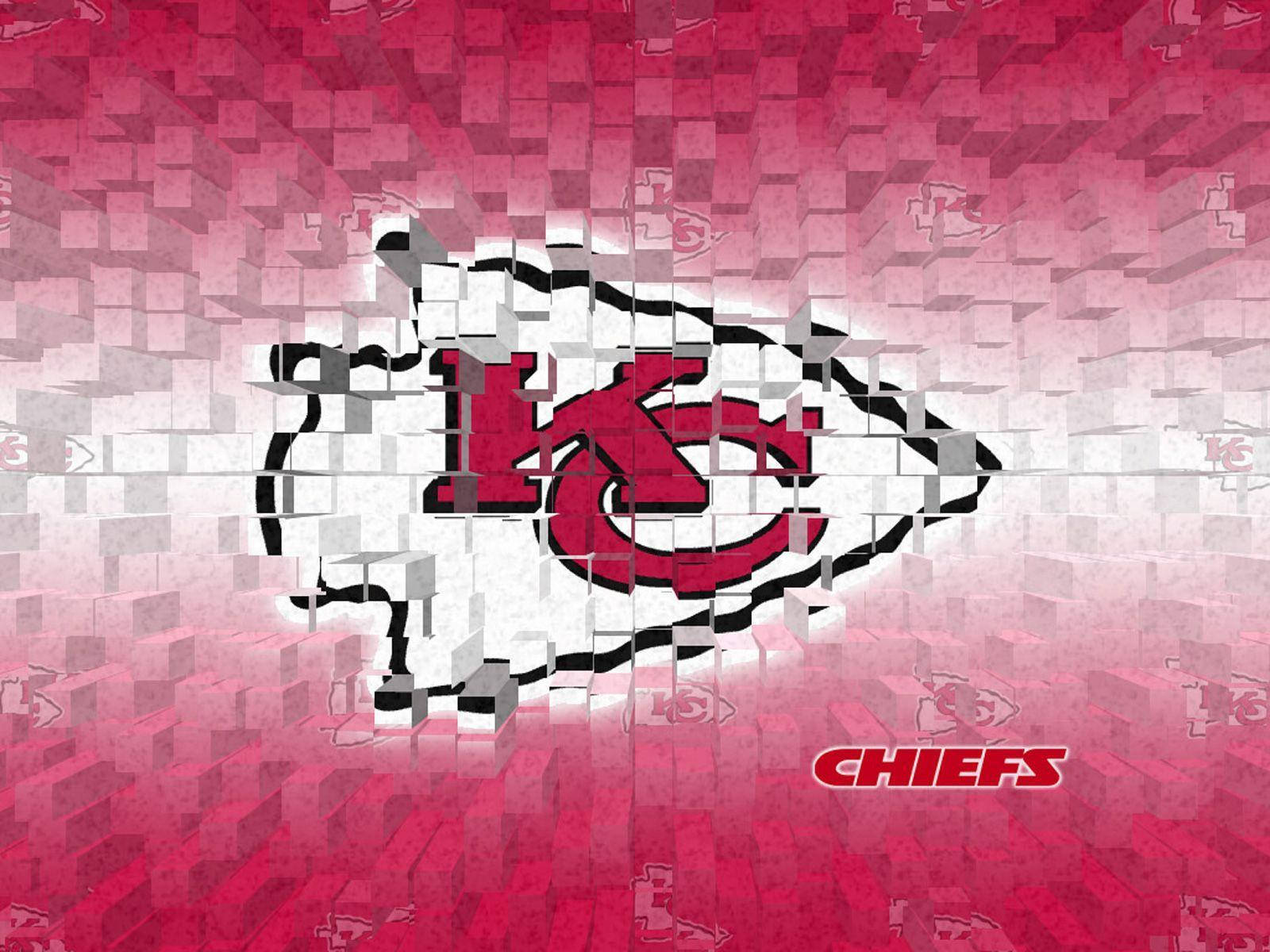 Kc Chiefs 桌布 壁紙 — 一個大膽的堪薩斯城酋長標誌從一個破碎的粉紅色和白色像素化牆壁中浮現，帶有重複的球隊標誌。