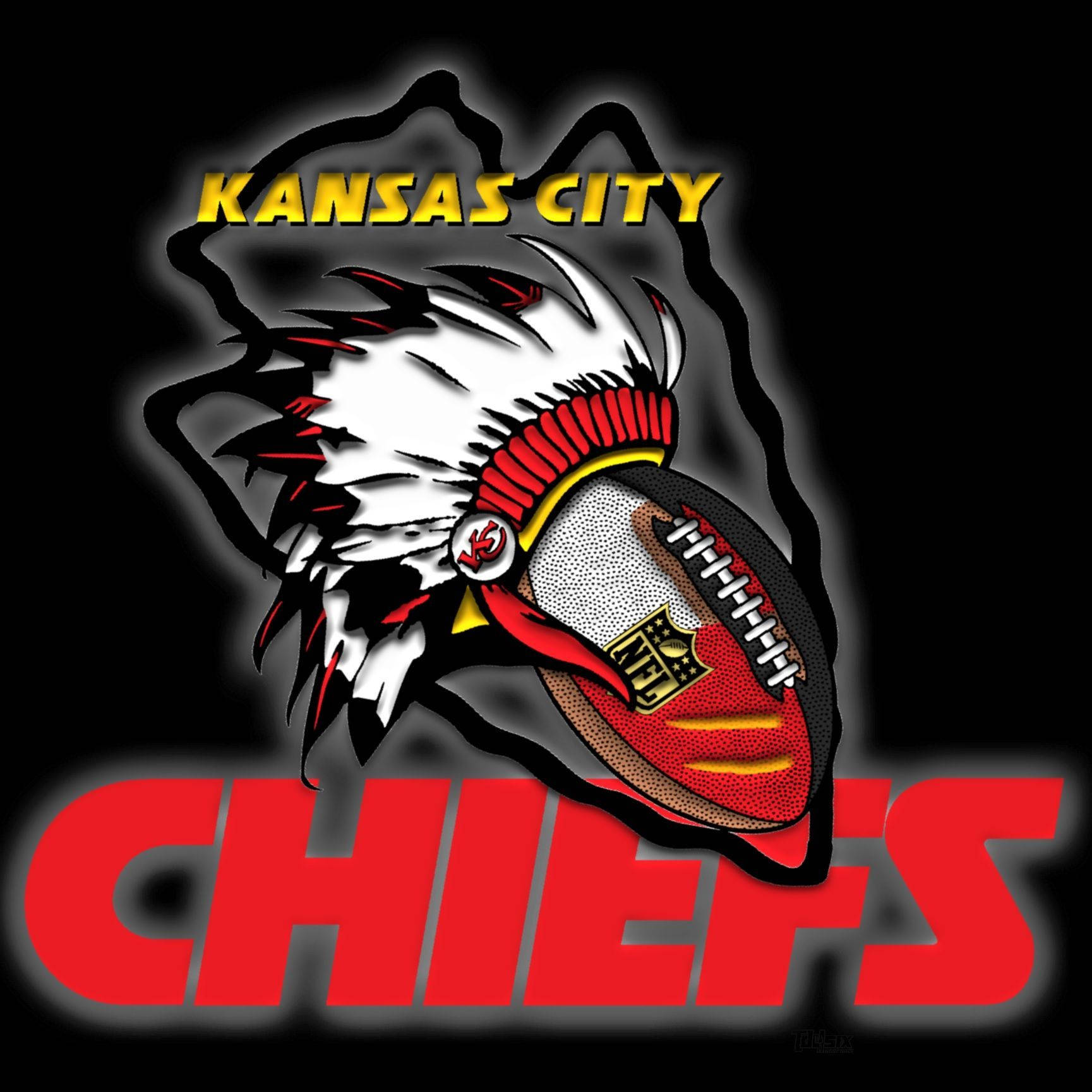 Kc Chiefs 桌布 壁紙 — 一個大膽的堪薩斯城酋長隊標誌，以羽毛頭飾手持橄欖球，背景為黑色。