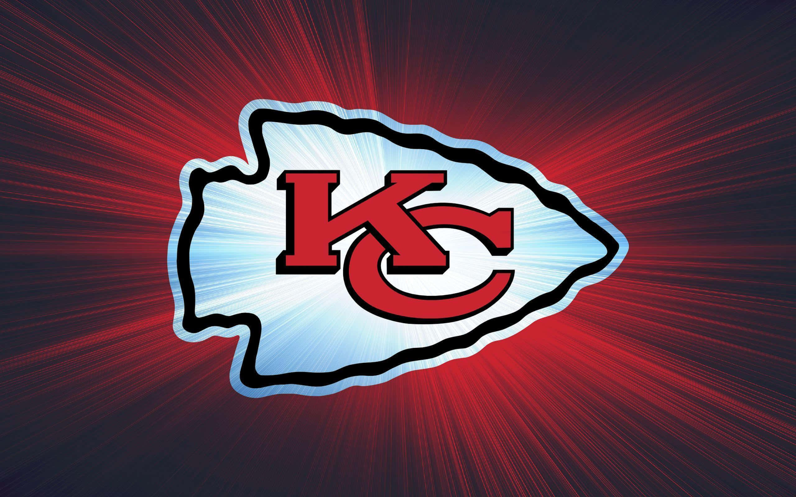 Kansas City Chiefs Logo 桌布 壁紙 — 一個大膽的堪薩斯城酋長隊標誌在深色背景下散發出紅色光束。