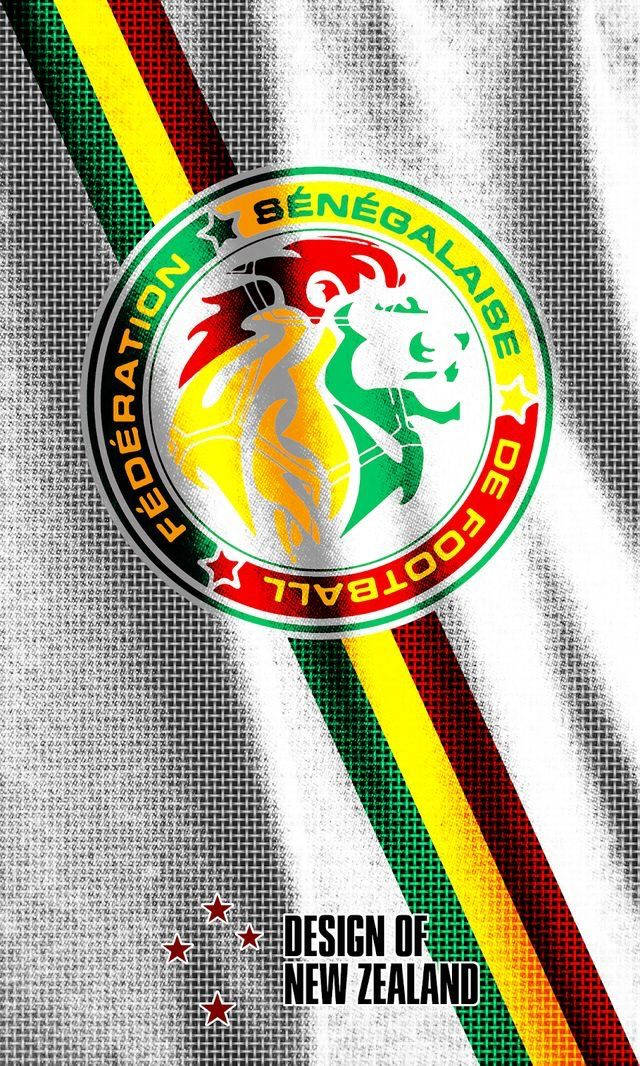 World 桌布 壁紙 — 一個大膽的塞內加爾足球協會徽章，帶有獅子和火焰圖案，背景為帶有紋理的白色，並有綠色、黃色和紅色的對角線條紋。