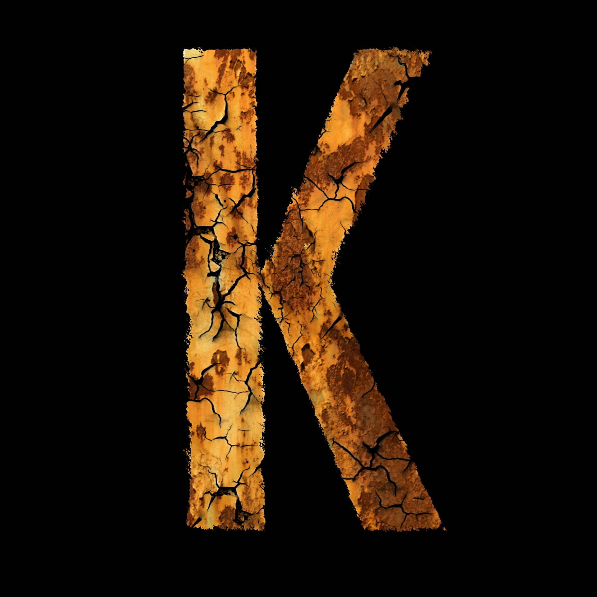 字母K動圖 桌布 壁紙 — 一個大膽的字母K，帶有裂紋的土橙色和棕色紋理，襯托在純黑色背景上。