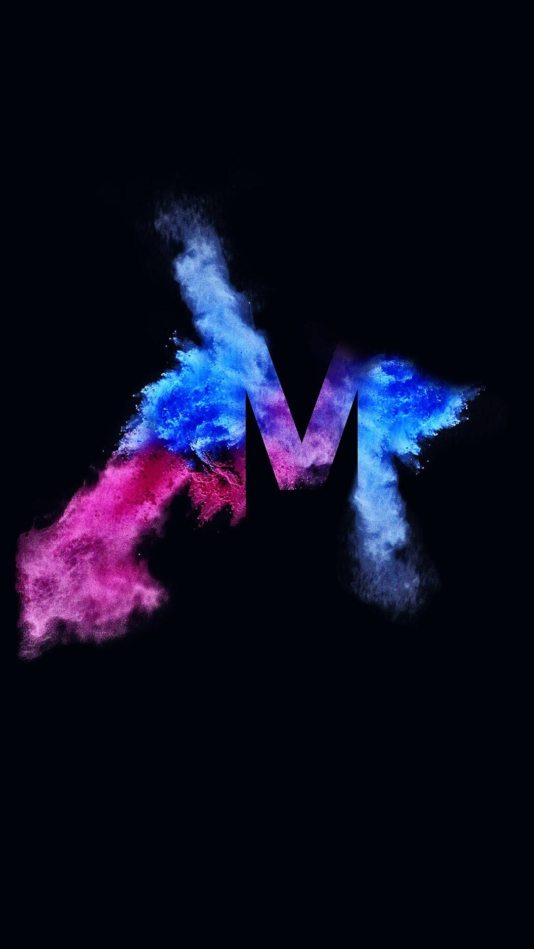 m 桌布 壁紙 — 一個大膽的字母M，由鮮豔的藍色和粉紅色粉末在黑色背景上爆炸形成。