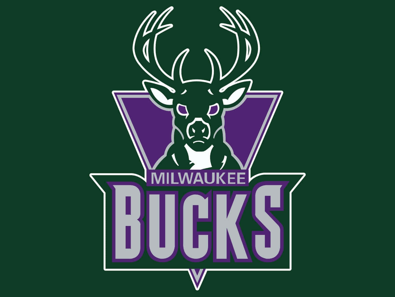 Milwaukee Bucks Logo 桌布 壁紙 — 一個大膽的密爾瓦基公鹿標誌，在深綠色背景上，一個紫色三角形上有一個白色輪廓的鹿頭，帶有紫色眼睛。