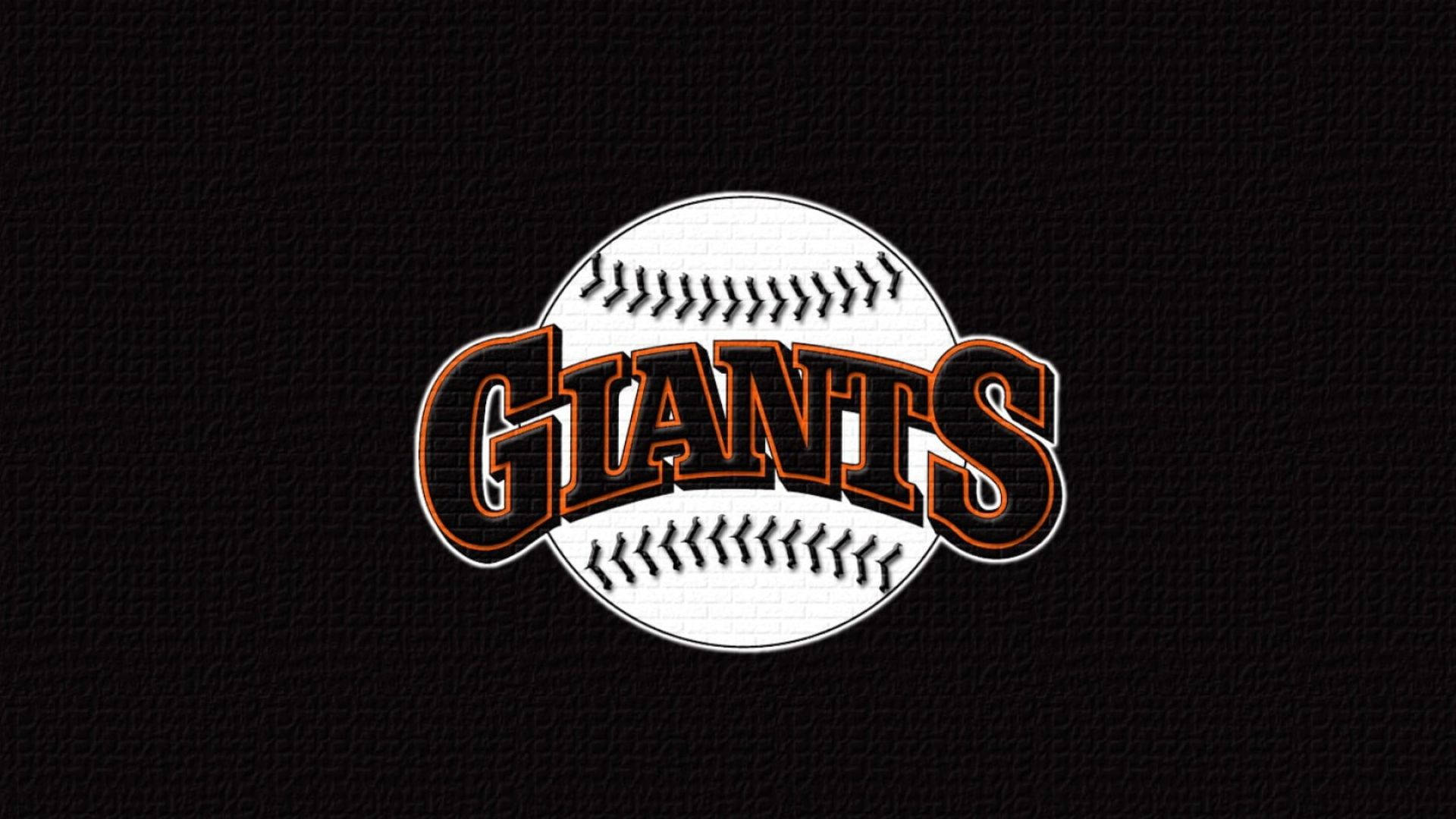 Giants 桌布 壁紙 — 一個大膽的巨人隊棒球標誌，以橙色和黑色字體居中於白色棒球上，背景為紋理黑色。