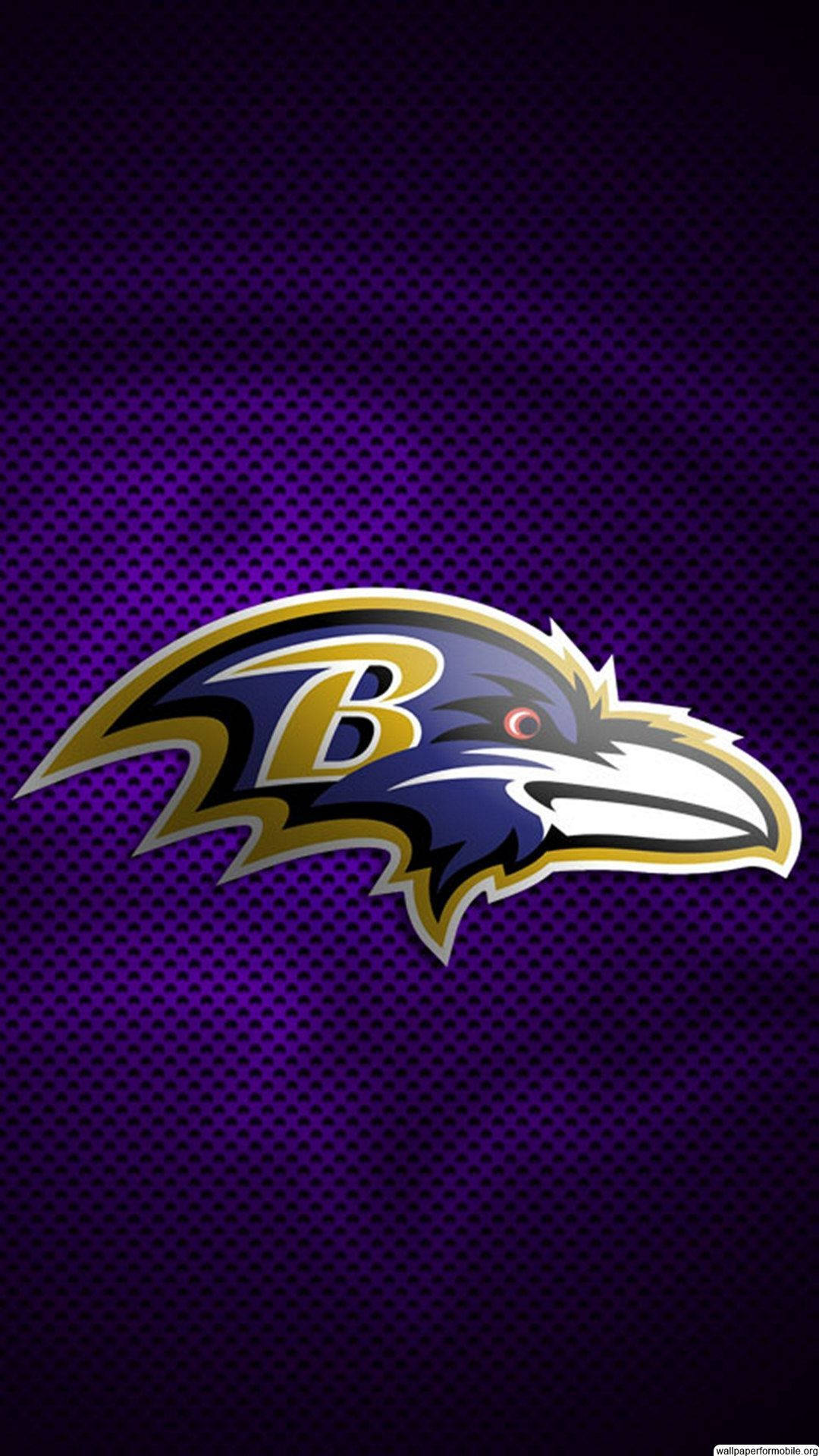 Ravens 桌布 壁紙 — 一個大膽的巴爾的摩烏鴉隊標誌，帶有兇猛的烏鴉頭，以紫色、金色和黑色呈現，背景為有紋理的紫色。